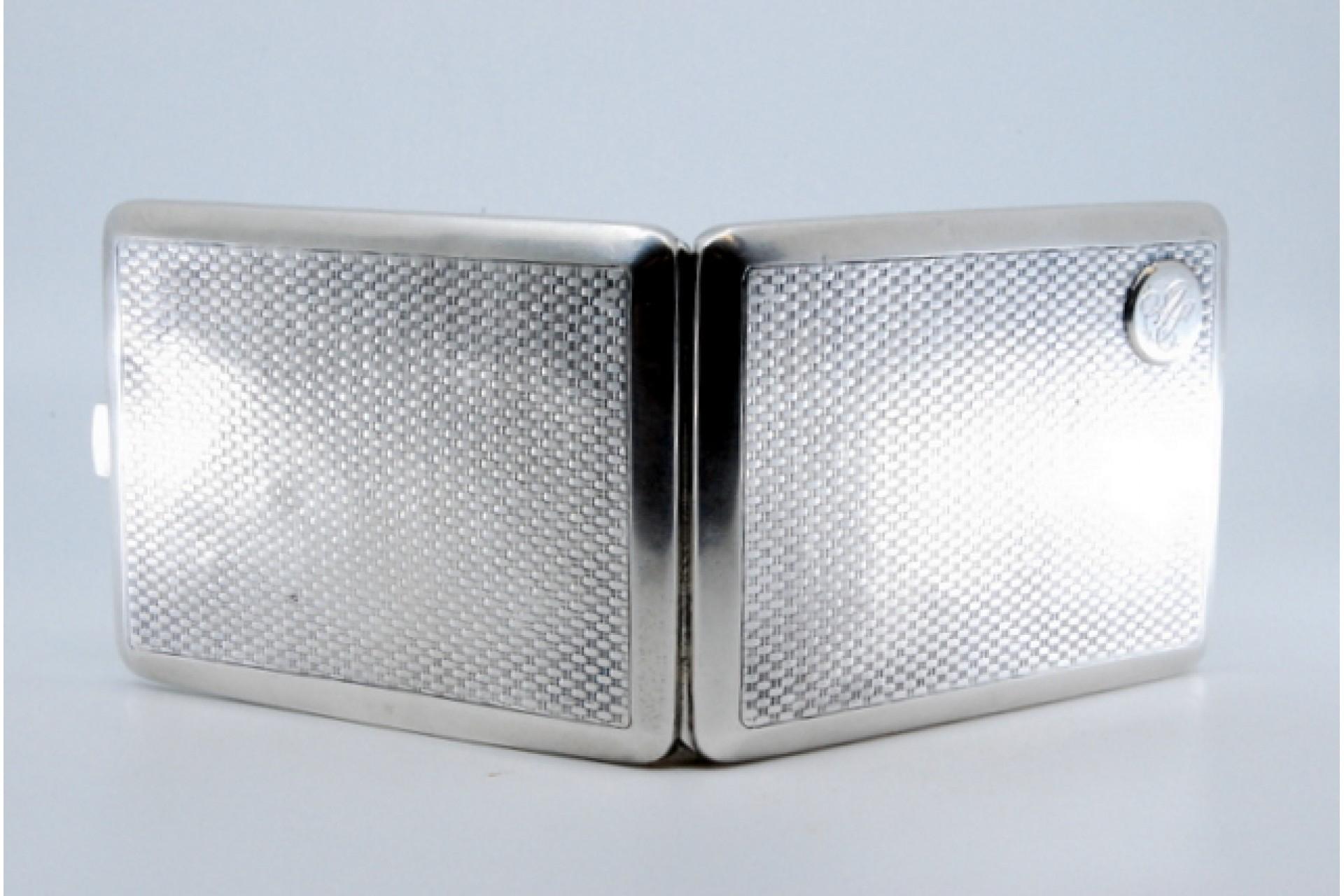 Guilloche silver cigarette case with monogram card, gold interior and hinged lid (Silber) im Angebot