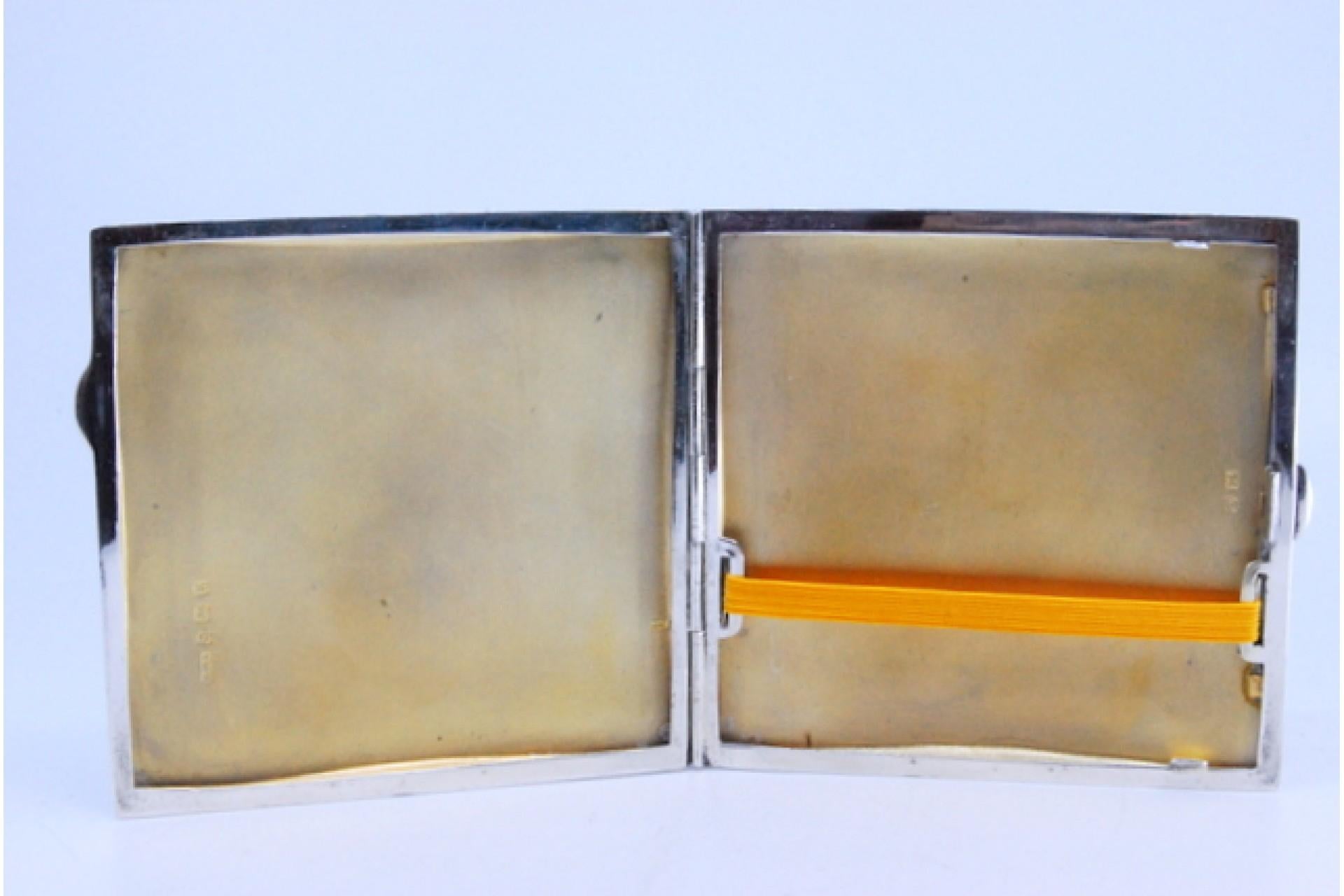 Guilloche silver cigarette case with monogram card, gold interior and hinged lid (Silber) im Angebot