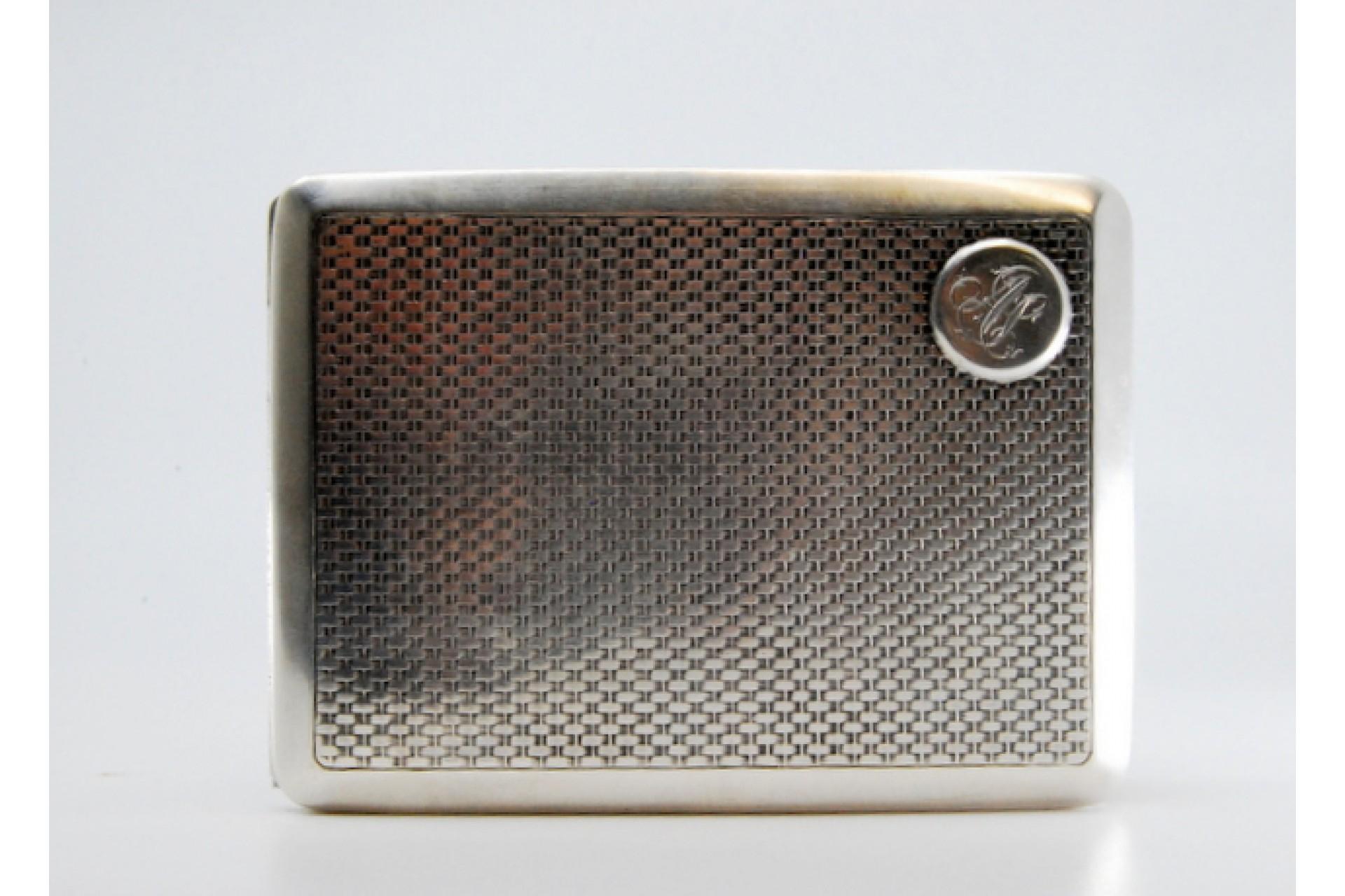 Guilloche silver cigarette case with monogram card, gold interior and hinged lid im Angebot 2