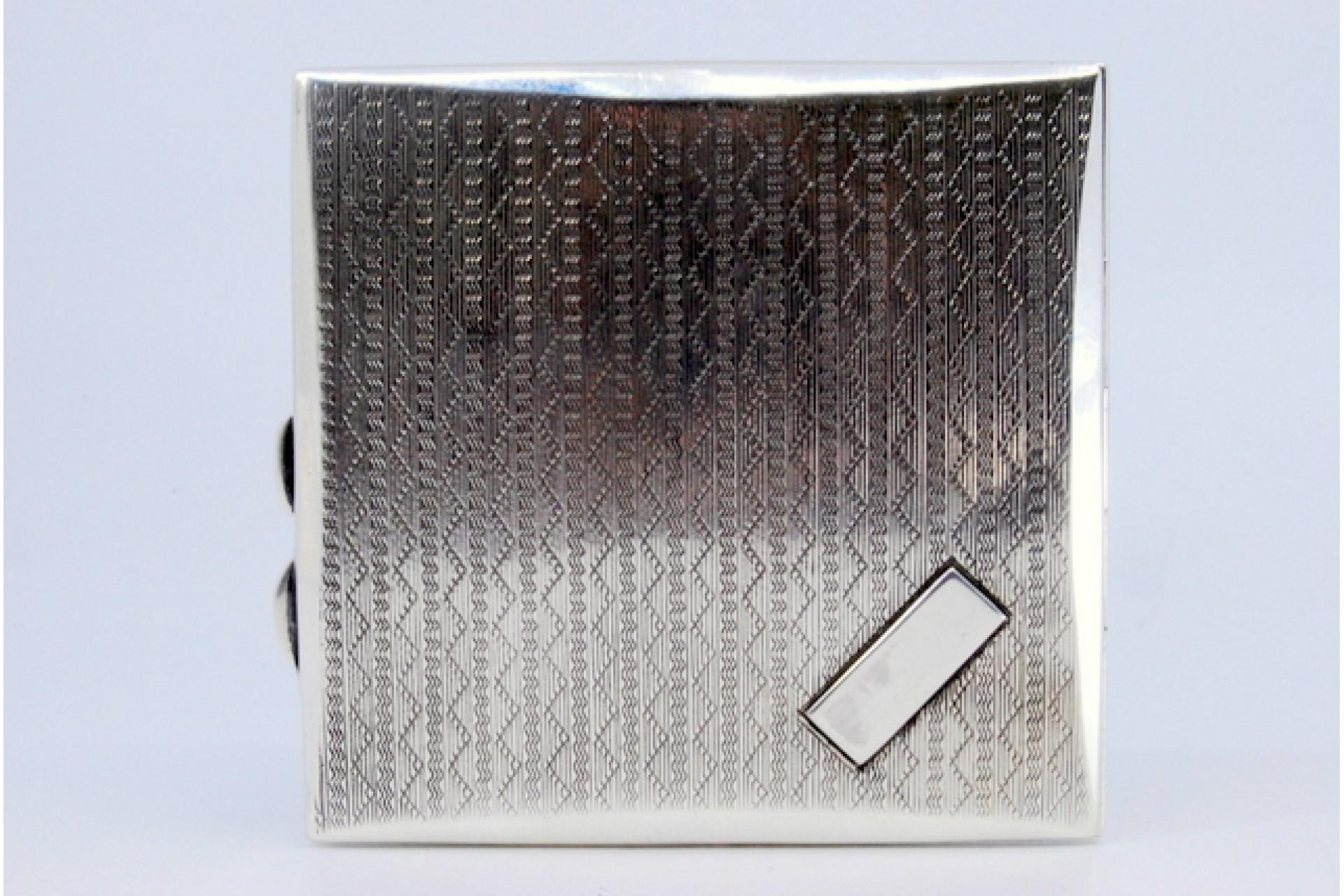 Guilloche silver cigarette case with monogram card, gold interior and hinged lid im Angebot 2