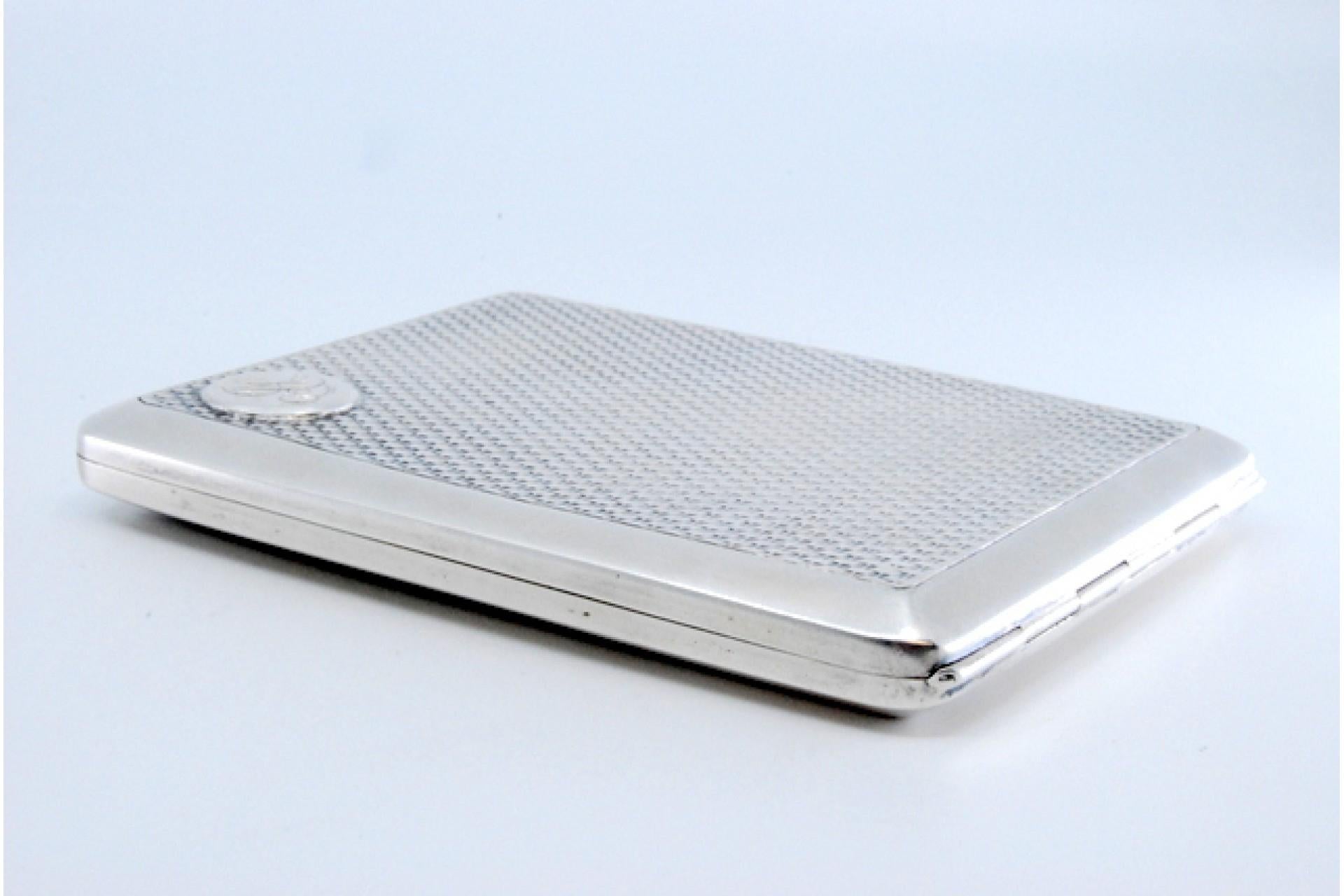 Guilloche silver cigarette case with monogram card, gold interior and hinged lid im Angebot 3