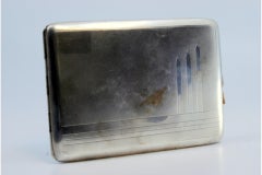 Etui à cigarettes en argent guilloché avec bandes polies sur fond mat, couvercle à charnière.