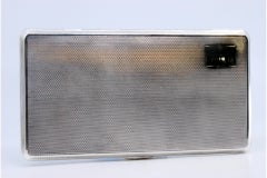 Guillochiertes Silber-Zigarettenetui mit polierten Bändern auf mattem Grund, Scharnierdeckel