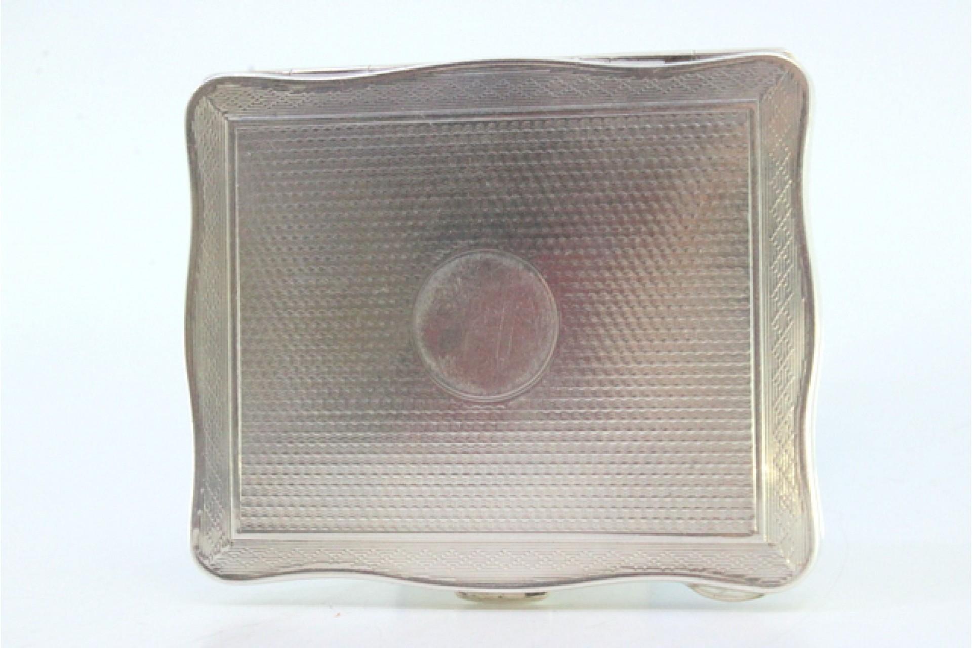 Guilloche silver cigarette case with wavy edges and gold interior In Good Condition For Sale In Porto, PT