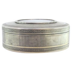 Guillochiertes Silber-Schmuckkästchen mit Friesen, vergoldetem Innenleben und antikem Damendeckel