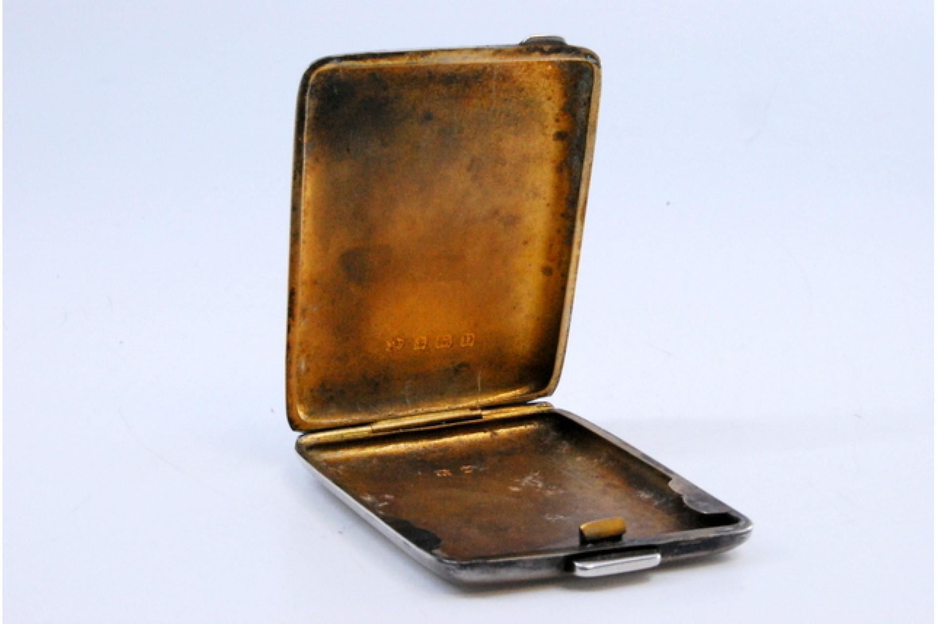 Guilloche silver matchbook in the shape of a radiance and with a hinged lid In Good Condition For Sale In Porto, PT