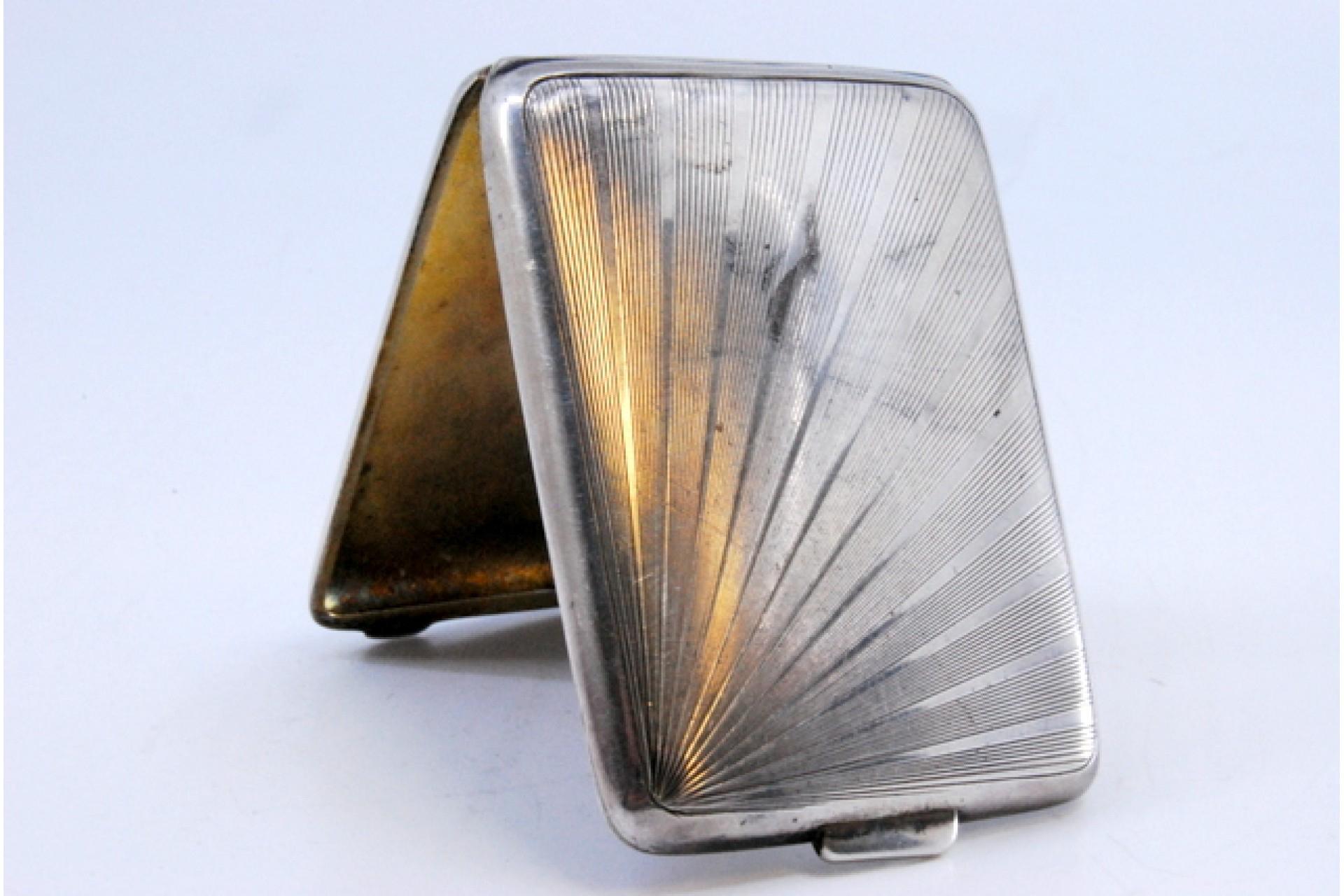 Guilloche silver matchbook in the shape of a radiance and with a hinged lid For Sale 1