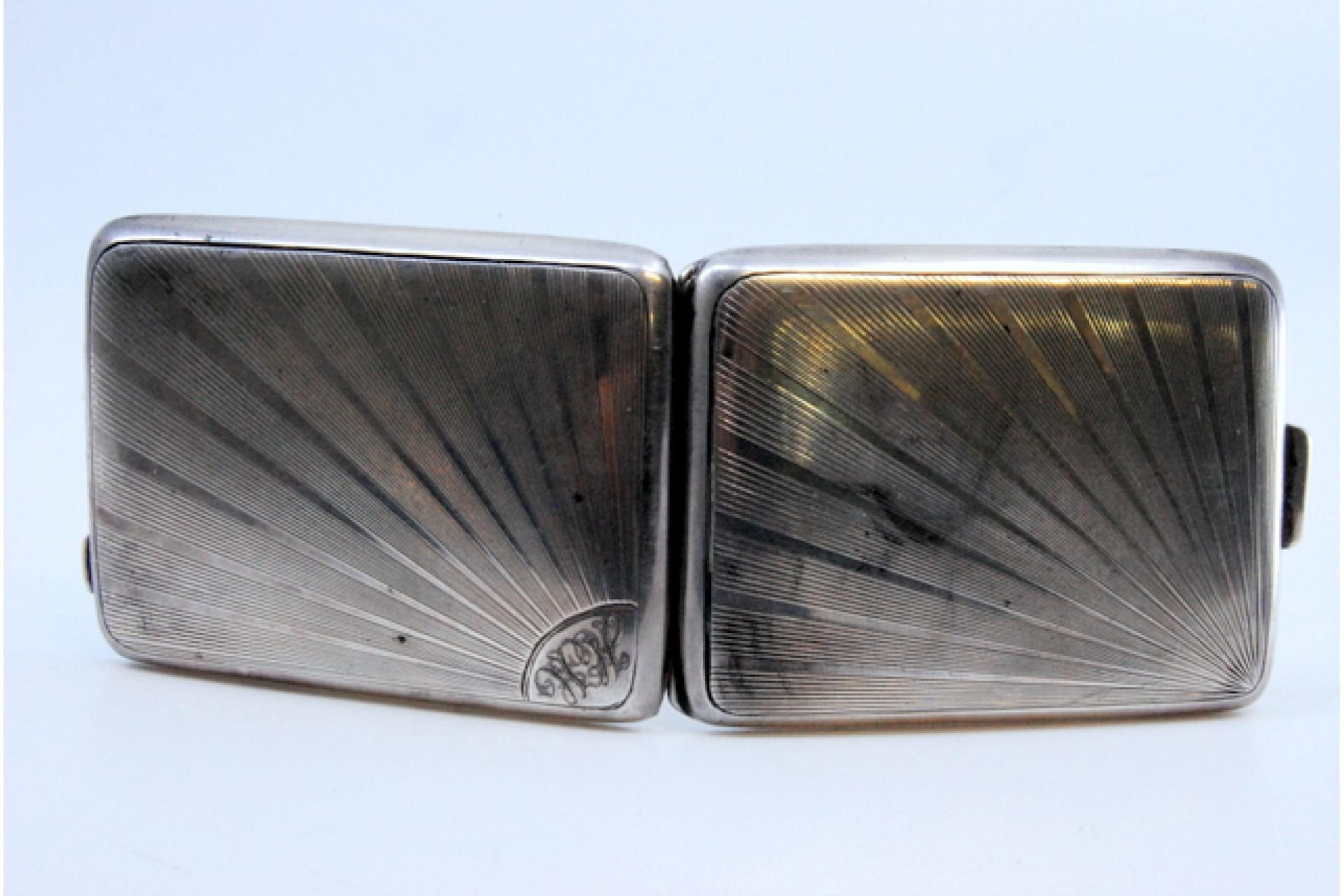 Guilloche silver matchbook in the shape of a radiance and with a hinged lid For Sale 2