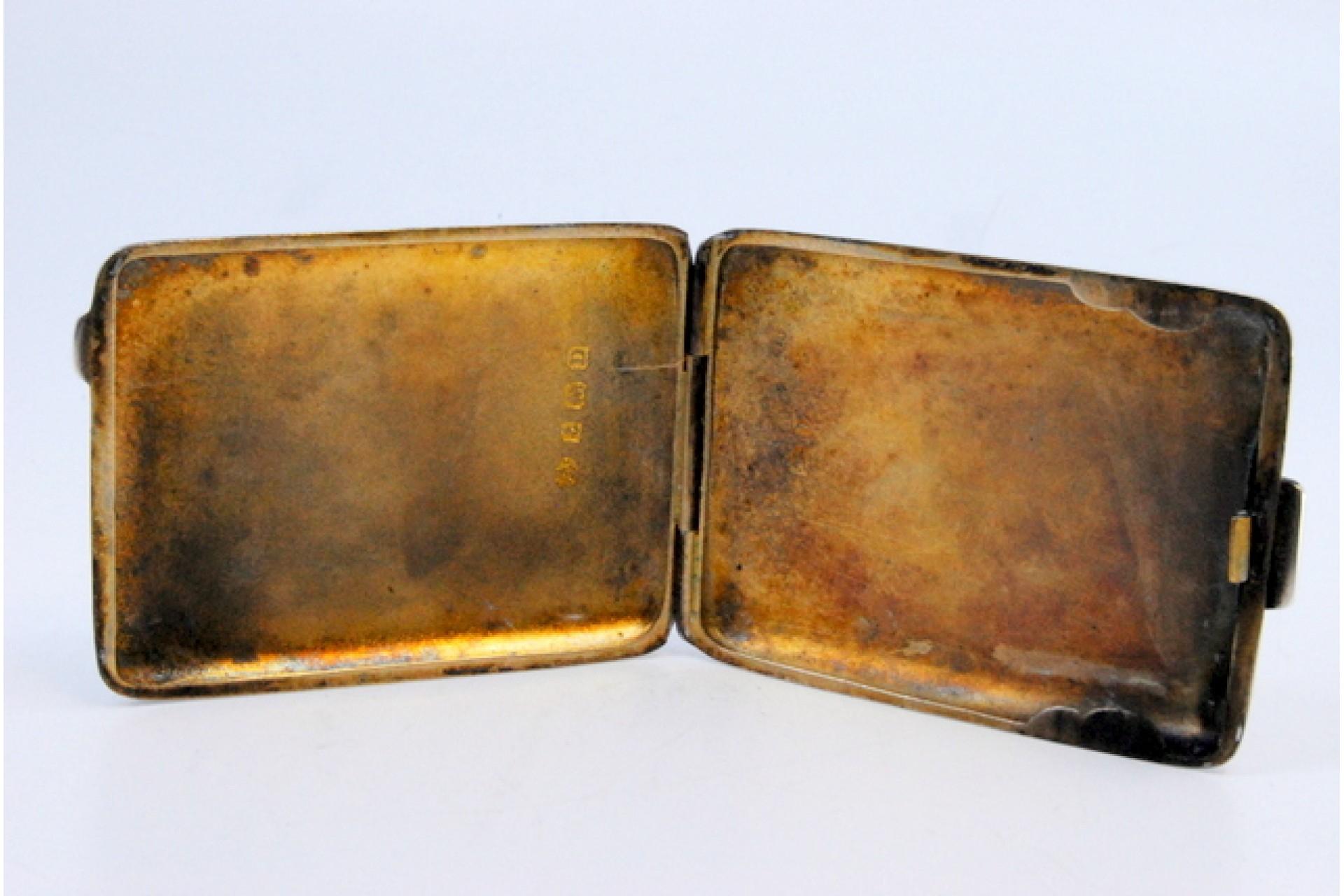 Guilloche silver matchbook in the shape of a radiance and with a hinged lid For Sale 3