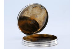 Boîte à pilules en argent guilloché avec bandes au sommet et émail BRK sur le couvercle à charnière.