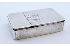 Pastillero de plata guilloché con dos compartimentos y tapas abatibles