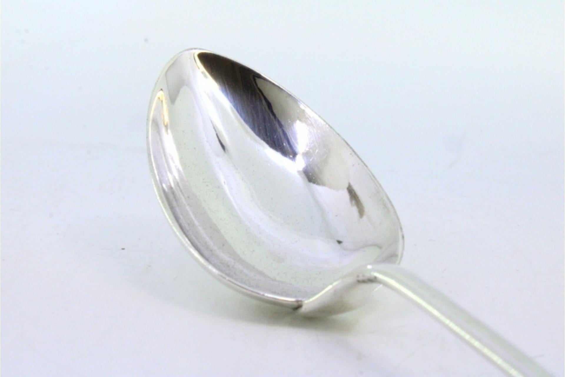 Descripción: Cuchara arrocera y de servir de plata guilloché con flor de acanto grabada que rodea una tarjeta monograma. Metal: Silver. Origen: Portugués. Marca: Javali II. Título: Peso: 119.24 gramos. Dimensiones: 31 cm x 5,5 cm. Contenido: