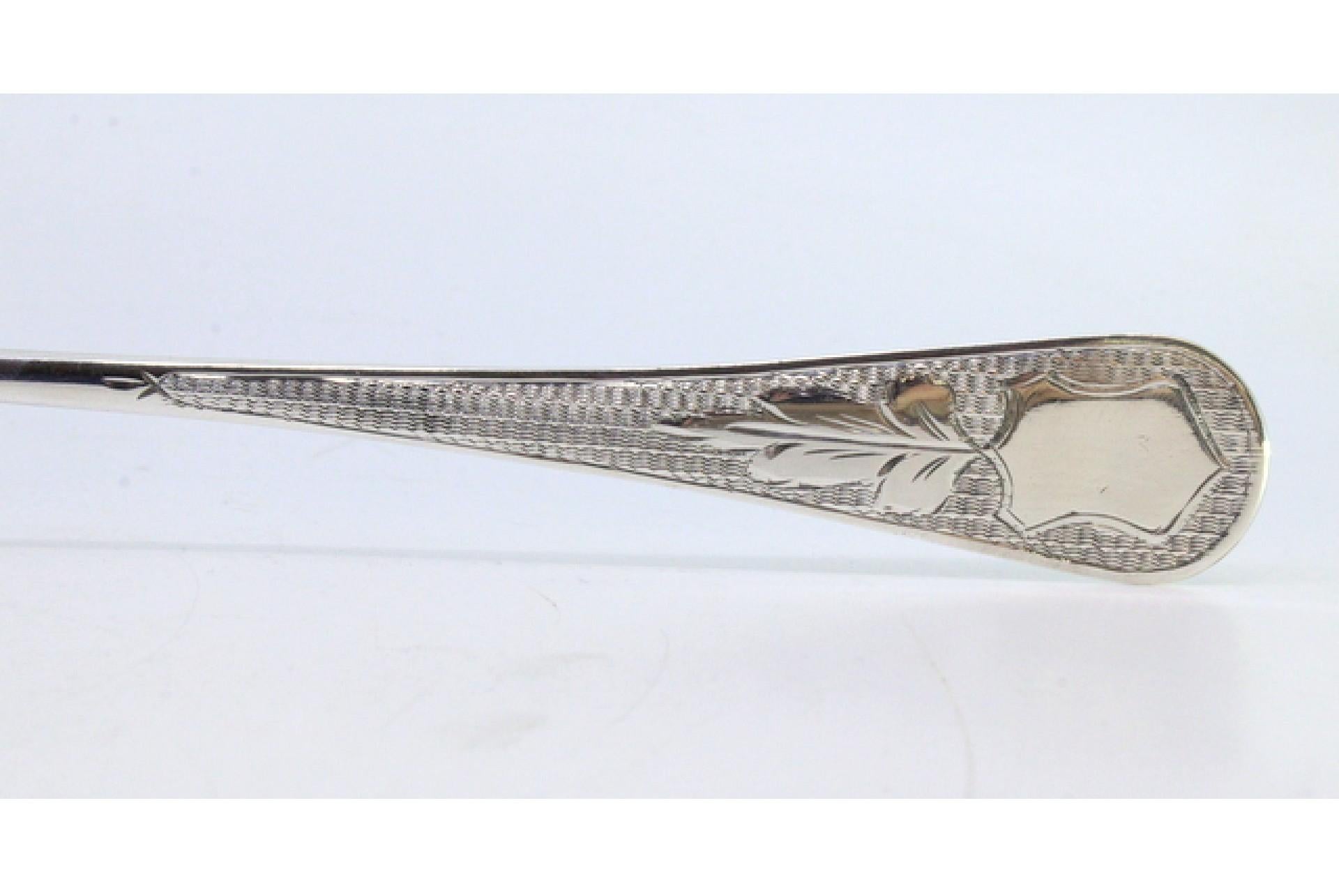 Guilloche silver rice/serving spoon with engraved acanthus and monogram plate Europeo en venta