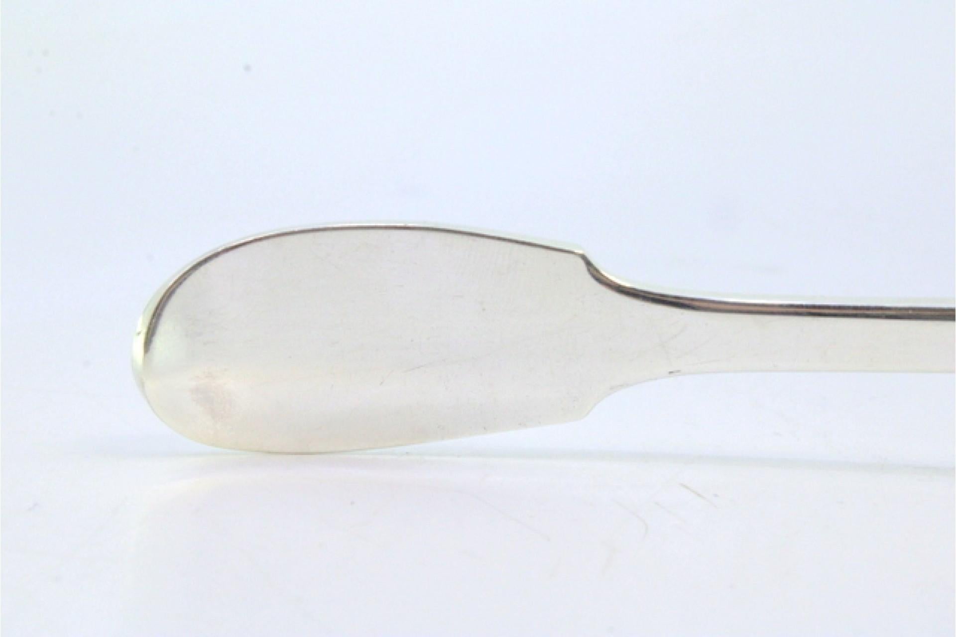 Guilloche silver rice/serving spoon with engraved acanthus and monogram plate en Bueno estado para la venta en Porto, PT