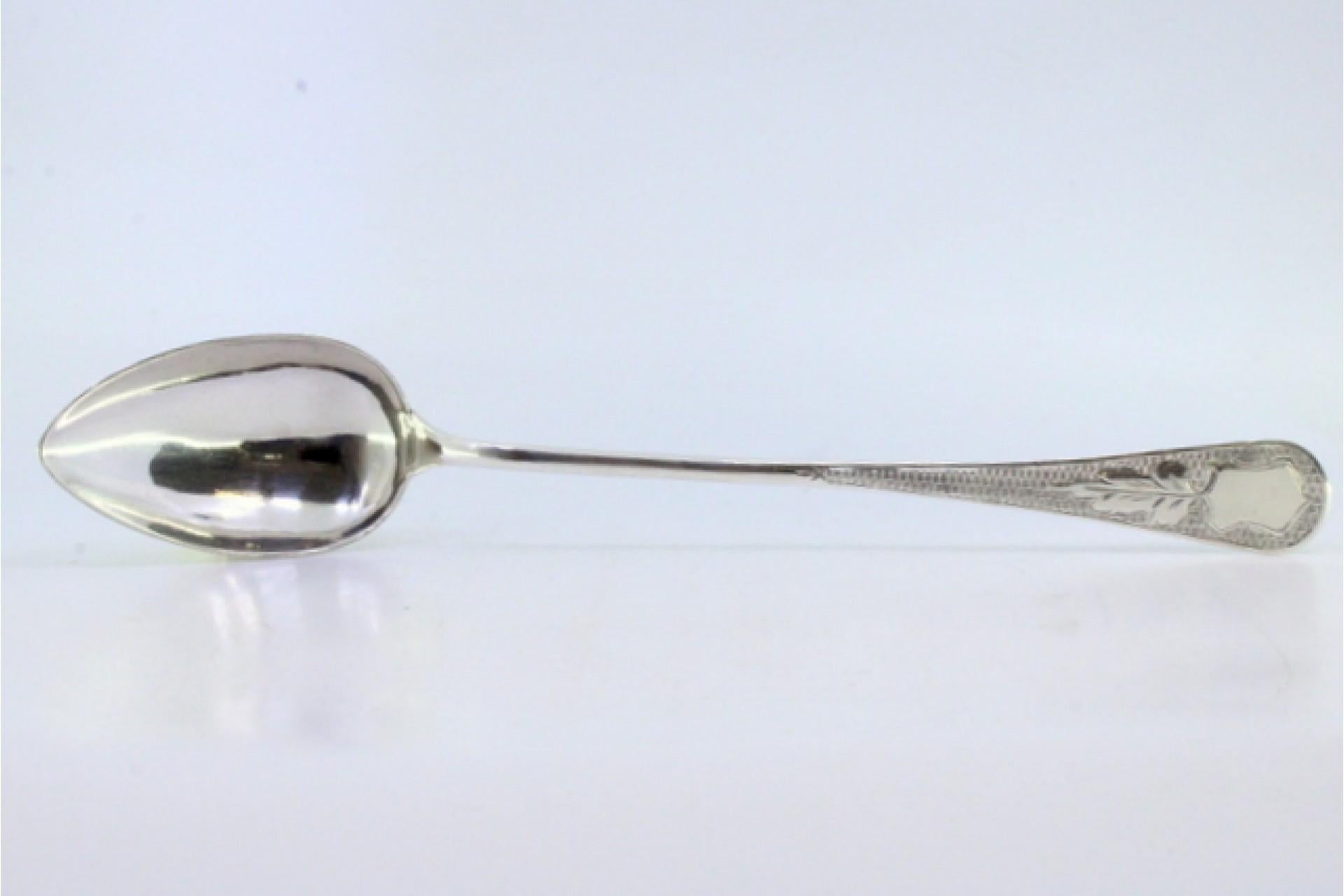 Guilloche silver rice/serving spoon with engraved acanthus and monogram plate en venta 1