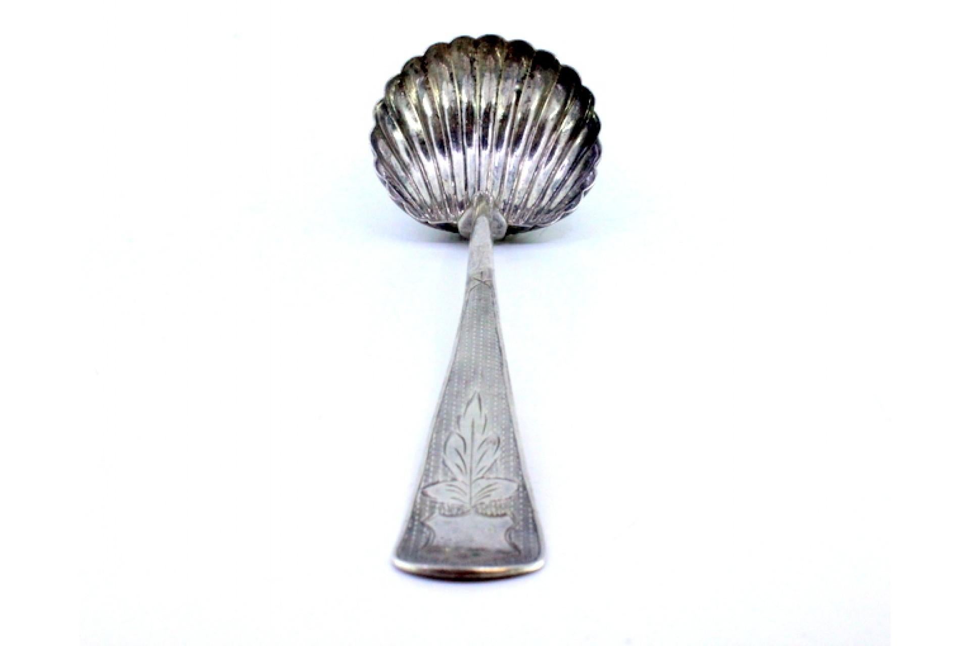 Description: Silver guilloche soup ladle in the shape of a shell with engraving on the handle and a monogram card. Metal: Silver. Origin: Portuguese. Mark: Absent. Weight: 243.28 grams. Dimensions: 33cm x 9.3cm. Content: 833/1000. Assay Mark: