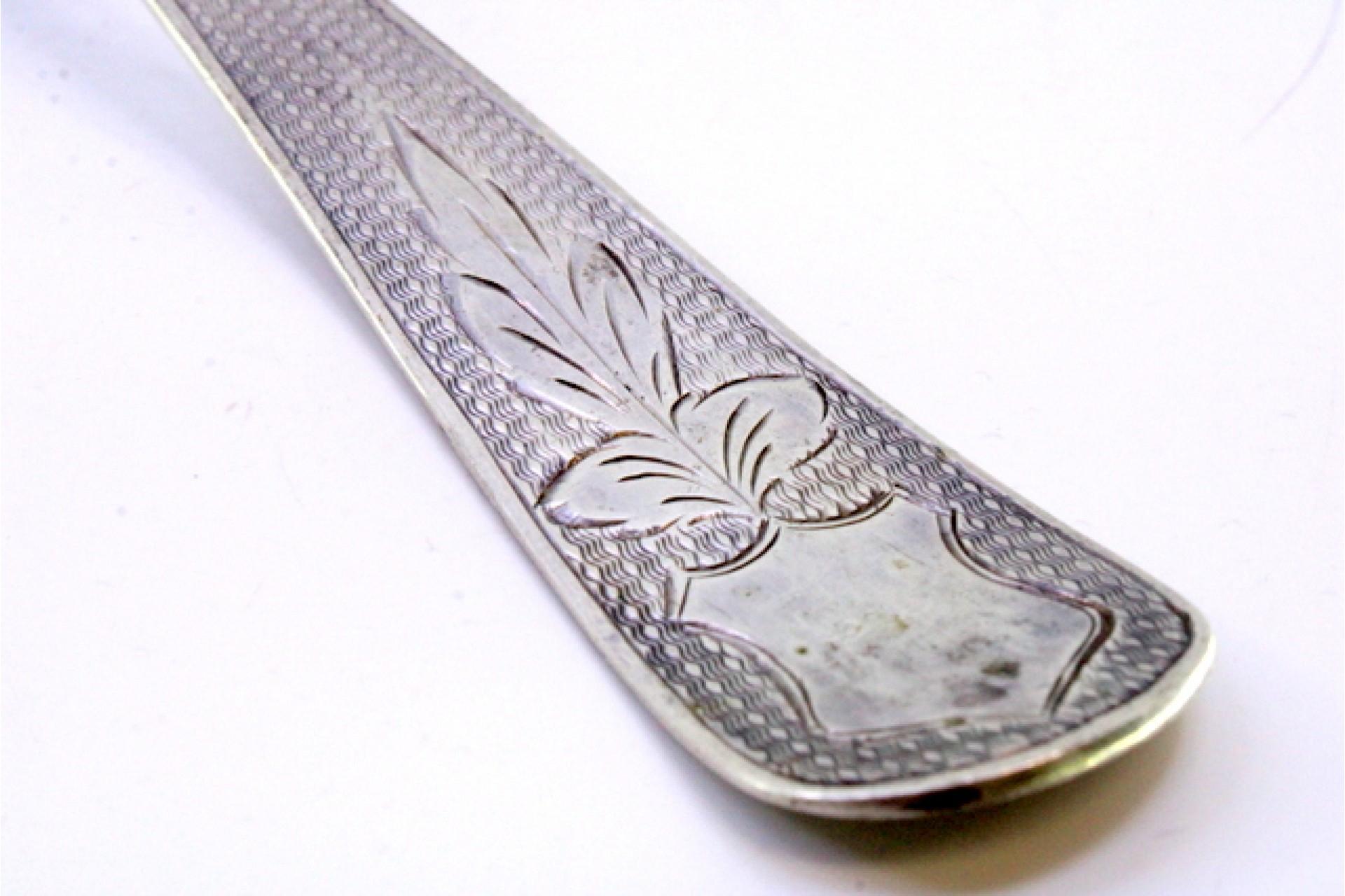 Guilloche silver shell ladle with engraved handle and monogram In Good Condition For Sale In Porto, PT