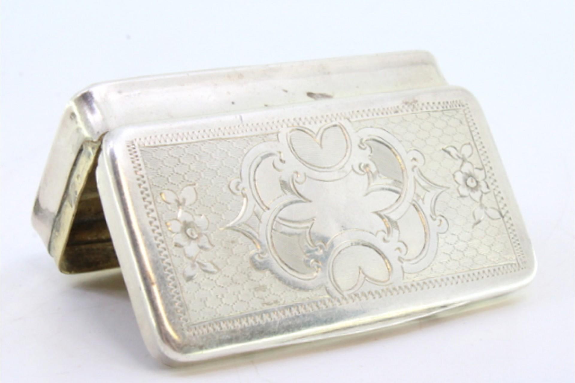Guilloche silver snuff box with floral motifs and monogram (Europäisch) im Angebot