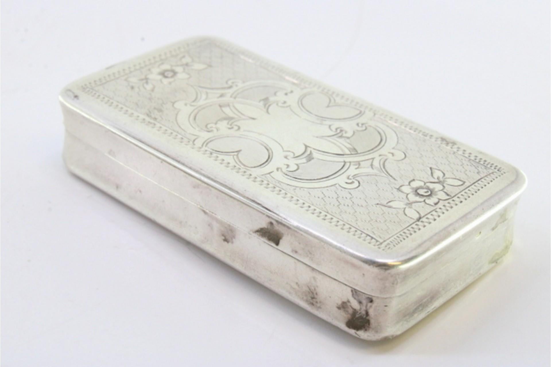 Guilloche silver snuff box with floral motifs and monogram im Zustand „Gut“ im Angebot in Porto, PT