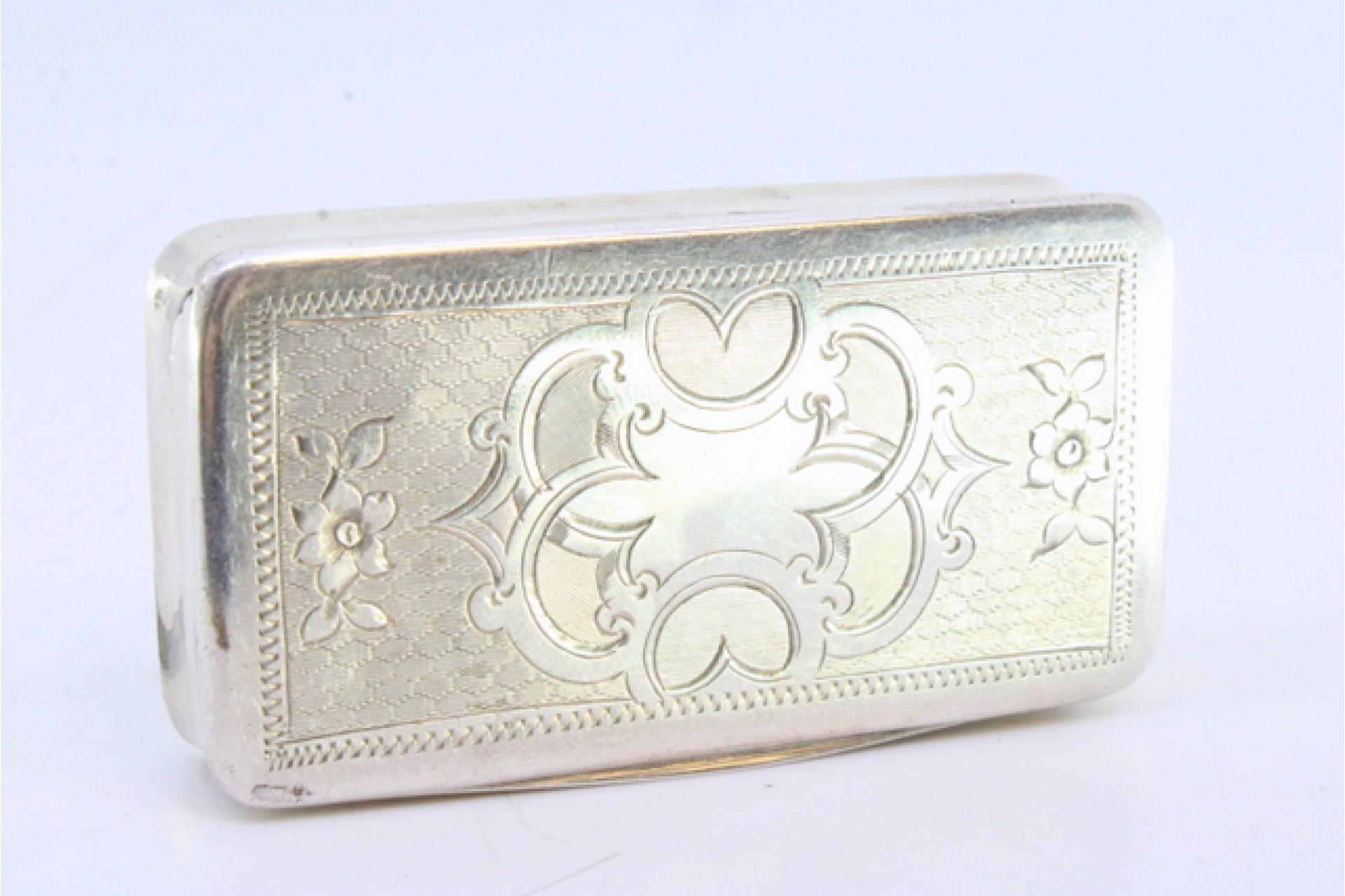 Guilloche silver snuff box with floral motifs and monogram (19. Jahrhundert) im Angebot