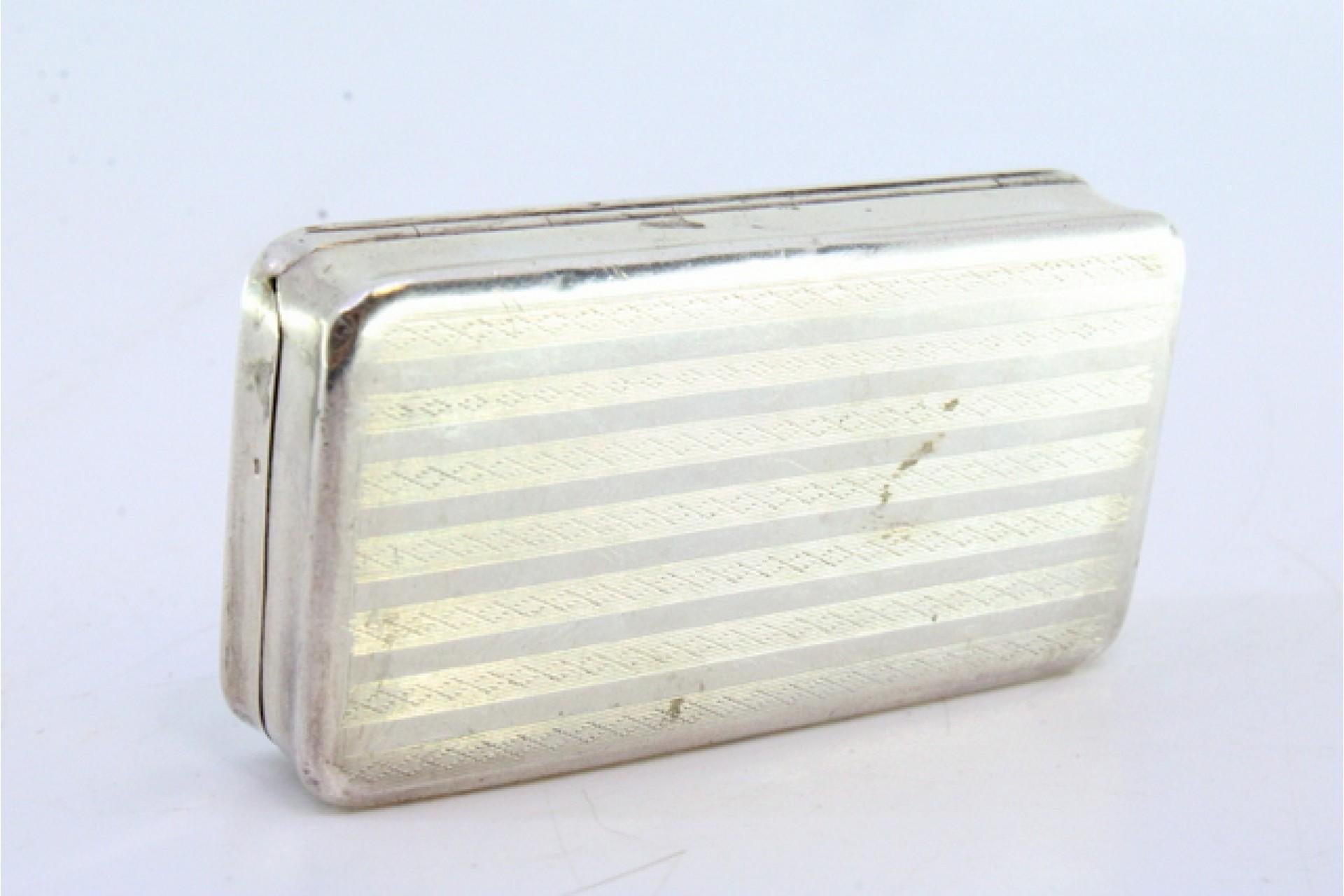 Guilloche silver snuff box with floral motifs and monogram (Silber) im Angebot