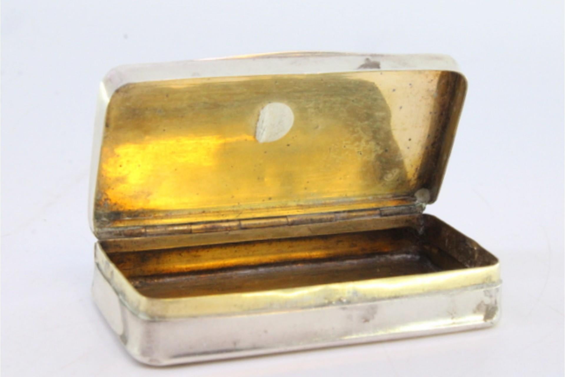 Guilloche silver snuff box with floral motifs and monogram im Angebot 1