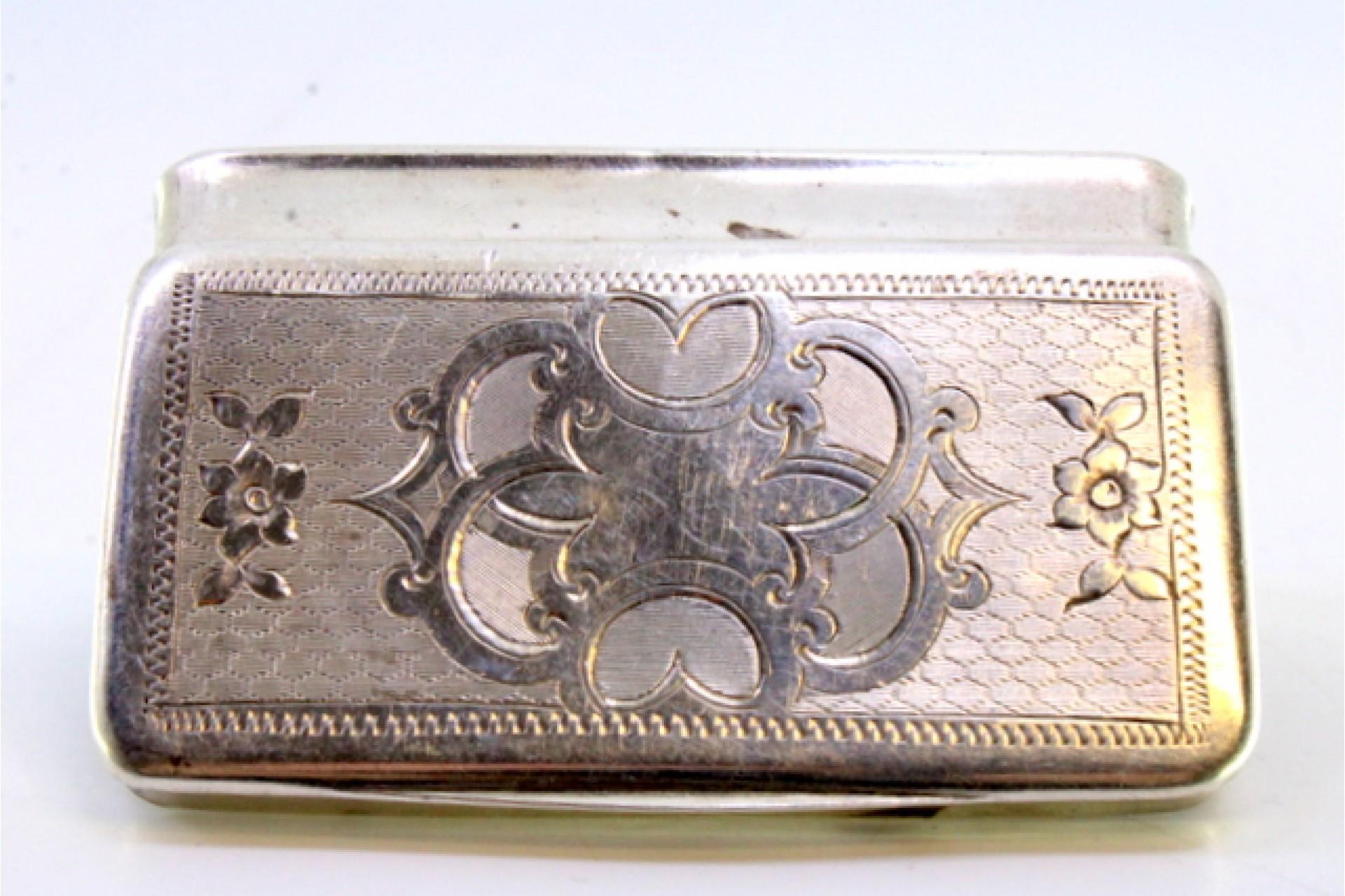 Guilloche silver snuff box with floral motifs and monogram im Angebot 2
