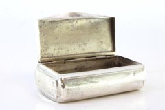 Caja de rapé de plata guilloché con monograma y abridor aplicado