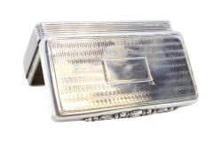 Tabatière en argent guilloché avec monogramme et ouverture du couvercle en relief.