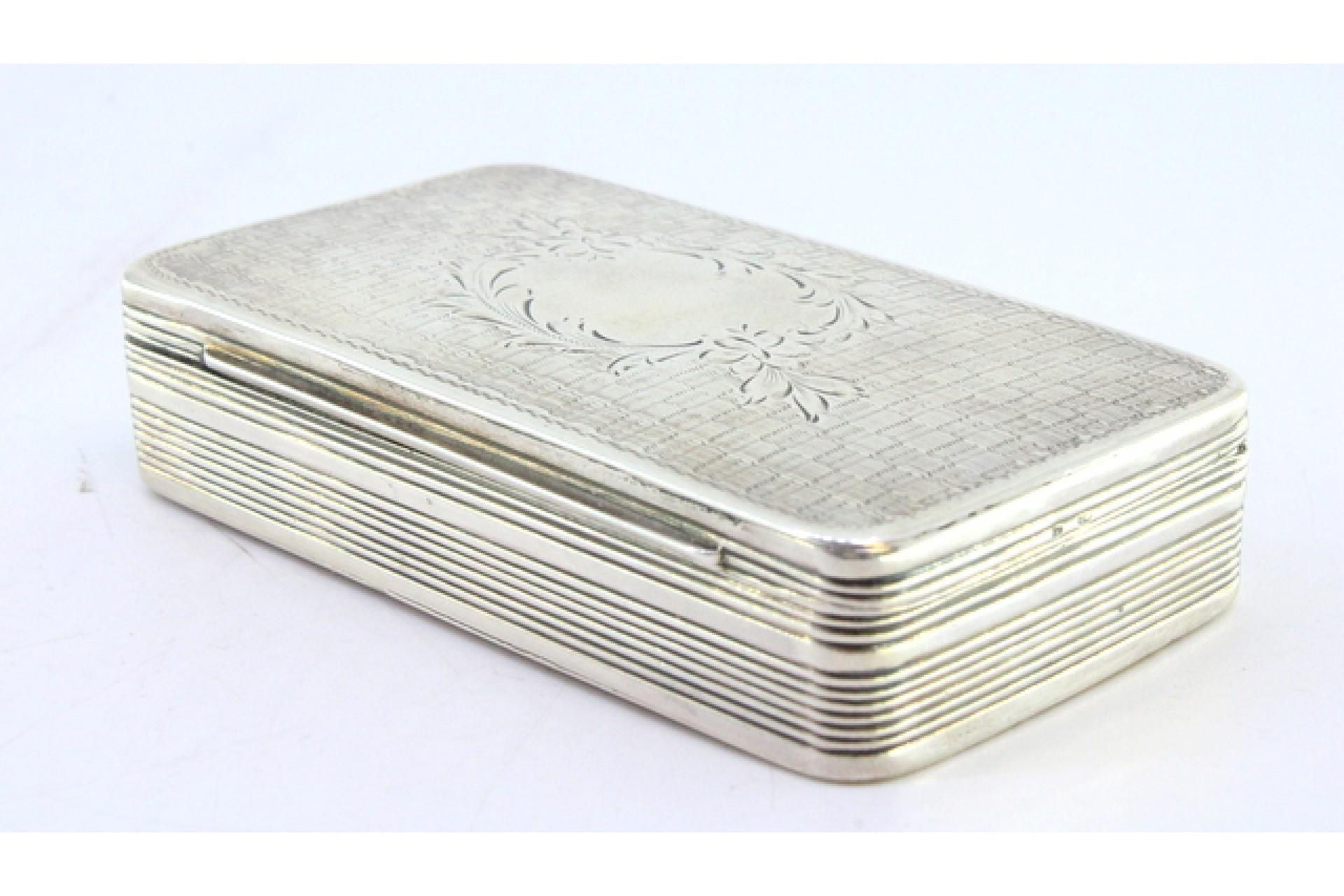 Argent Guilloche silver snuff box with monogram, friezes and floral lid en vente
