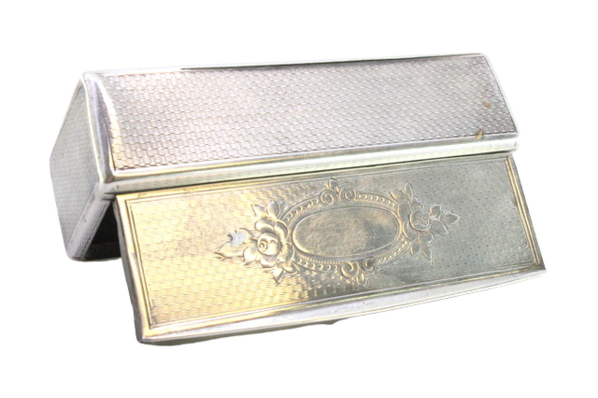 Description: Snuff box in guilloche silver with engraving on the lid, surrounding a monogram card and a hinged lid with application. Metal: Silver. Origin: French. Brand: Tête Minerve. Weight: 56.37 grams. Dimensions: 8cm x 3.3cm. Content: 950/1000.