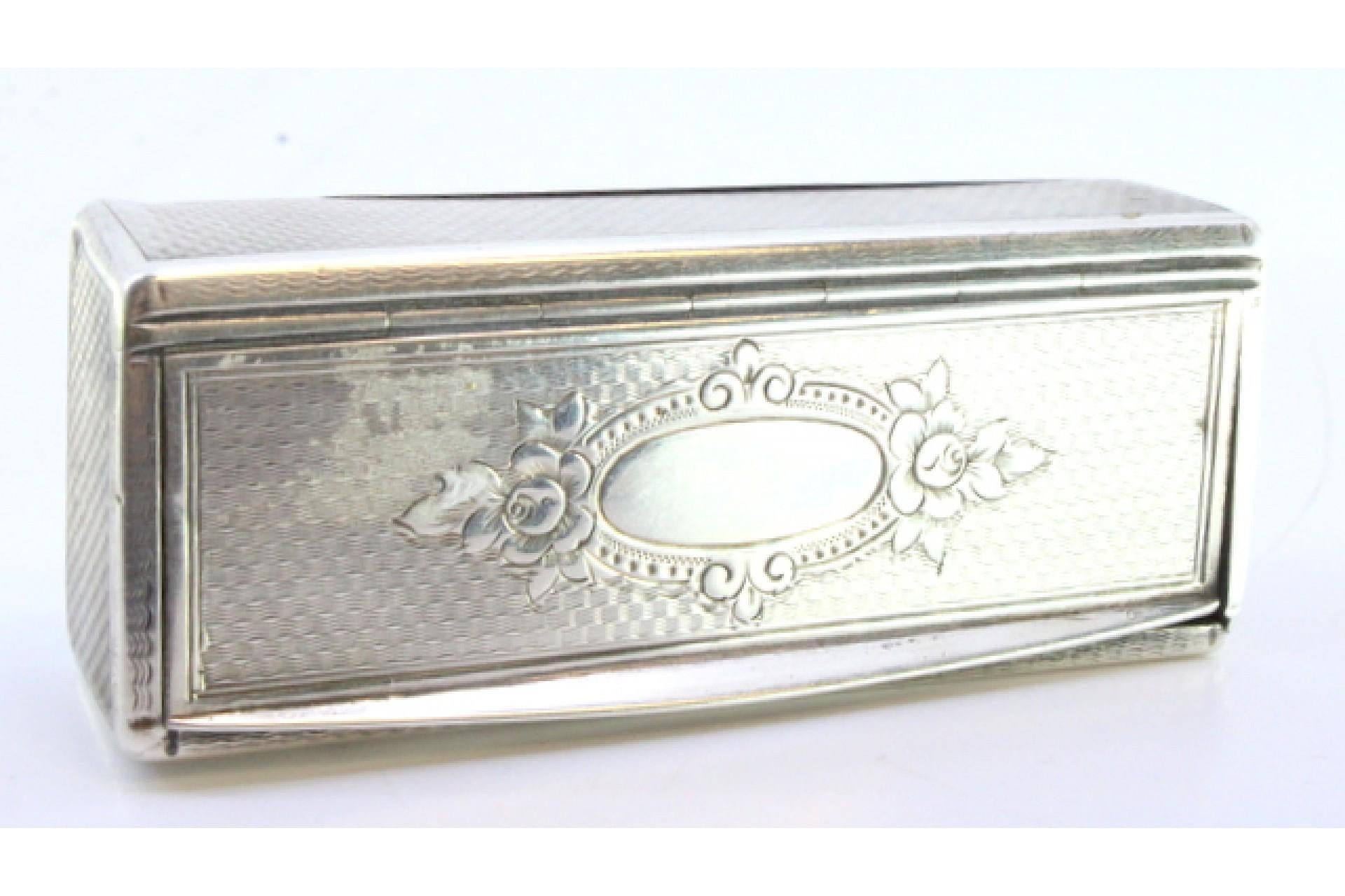 Guilloche silver snuff box with monogram lid and engraved surround In Good Condition For Sale In Porto, PT