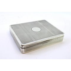 Tabatière en argent guilloché avec frises, monogramme et intérieur en or