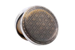 Boîte de toilette en argent guilloché avec miroir à l'intérieur et couvercle à charnière.