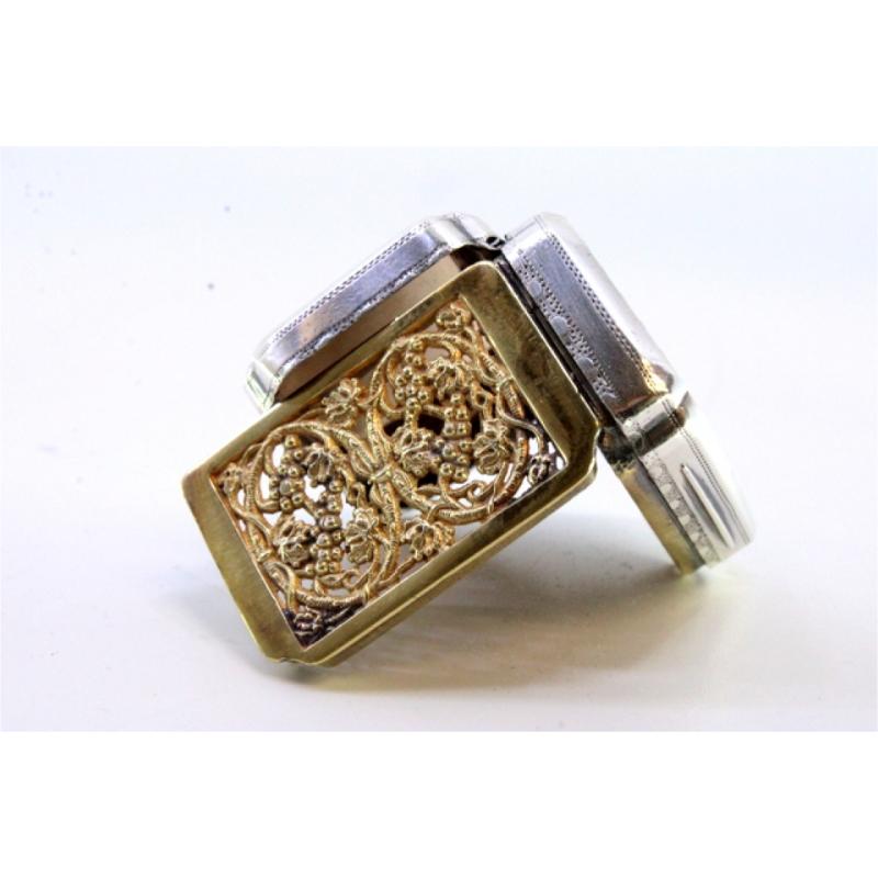 Descripción: Caja vinagrera de plata, diseño guilloché en ambas caras, con cartela monograma, época de Jorge III. Metal: Silver. Origen: Inglés. Marca: Birmingham. Peso: 28,19 gramos. Dimensiones: 3,6 cm x 2,6 cm. Contenido: 925/1000. Marca de