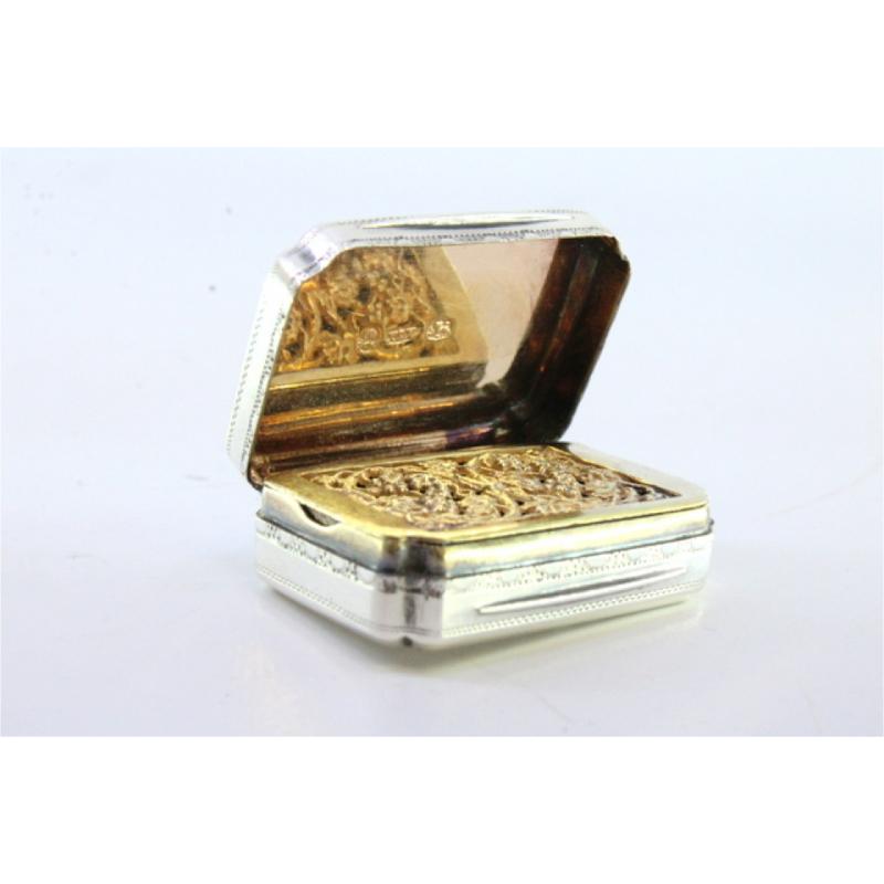 Guilloché silver vinaigrette with cartouche on both sides, George III period siglo XIX en venta