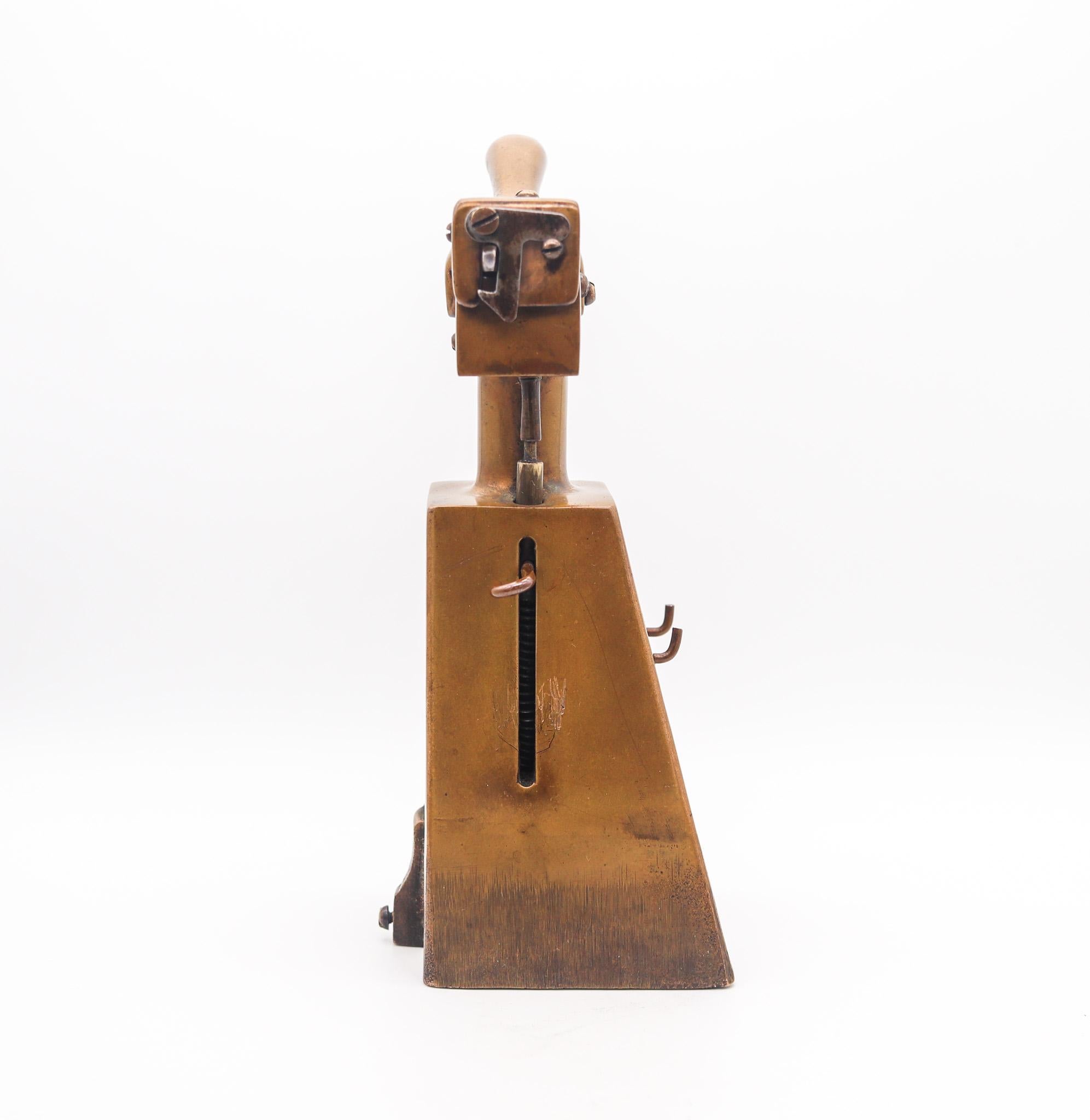 Desk table lighter designed by Samuel E. Ghinn.

This is a superb and very rare table desk semi automatic petrol lighter, created in Cincinnati Ohio by Samuel E. Ghinn, back in 1923. This lighter was manufactured at the S.E. Guinn Mfg. Co. with