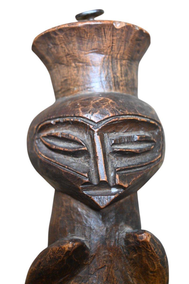 Sculpté à la main Statue Guine de la tribu Kusu, DR Congo, première moitié du 20e siècle en vente