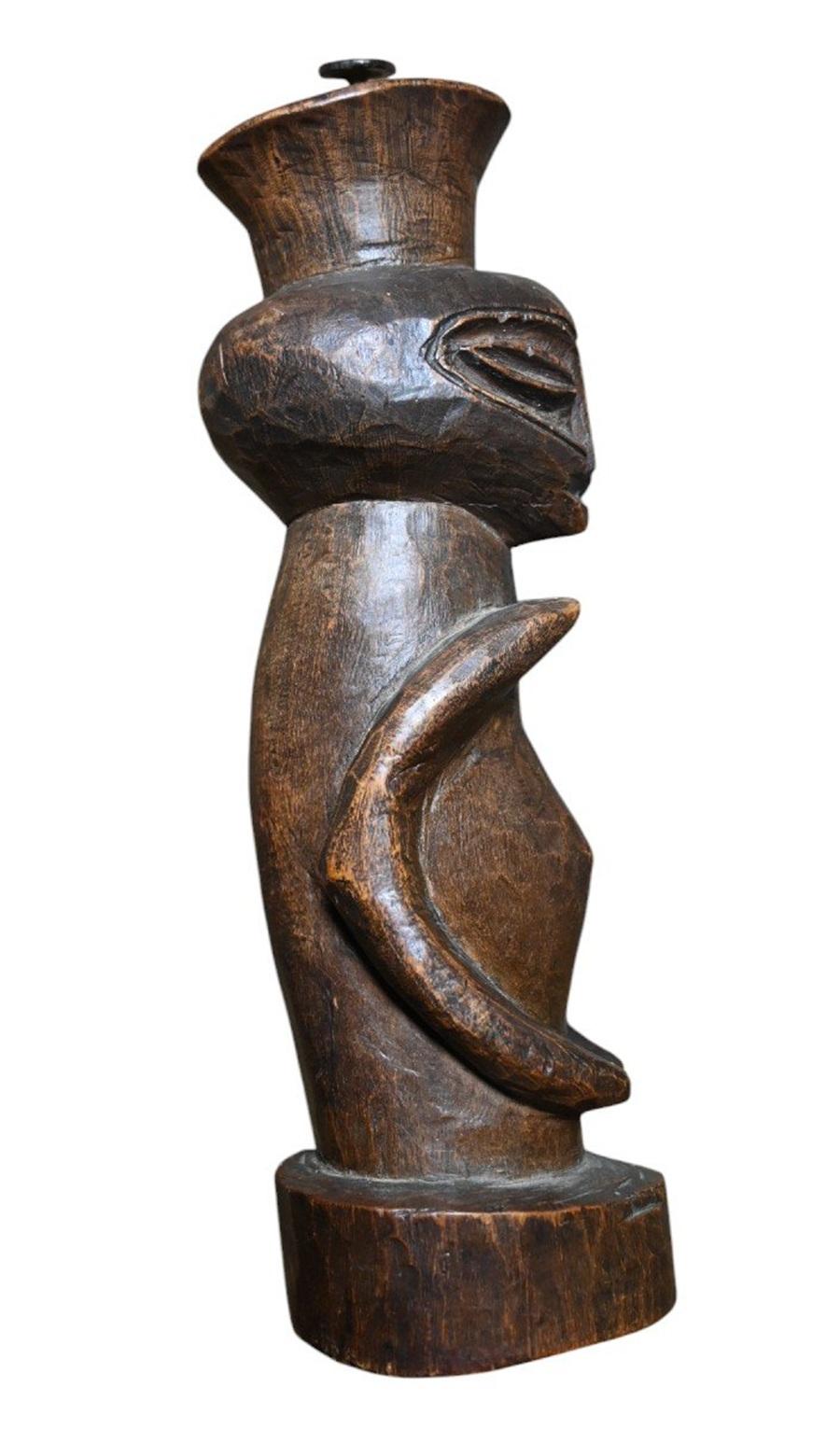 Bois Statue Guine de la tribu Kusu, DR Congo, première moitié du 20e siècle en vente