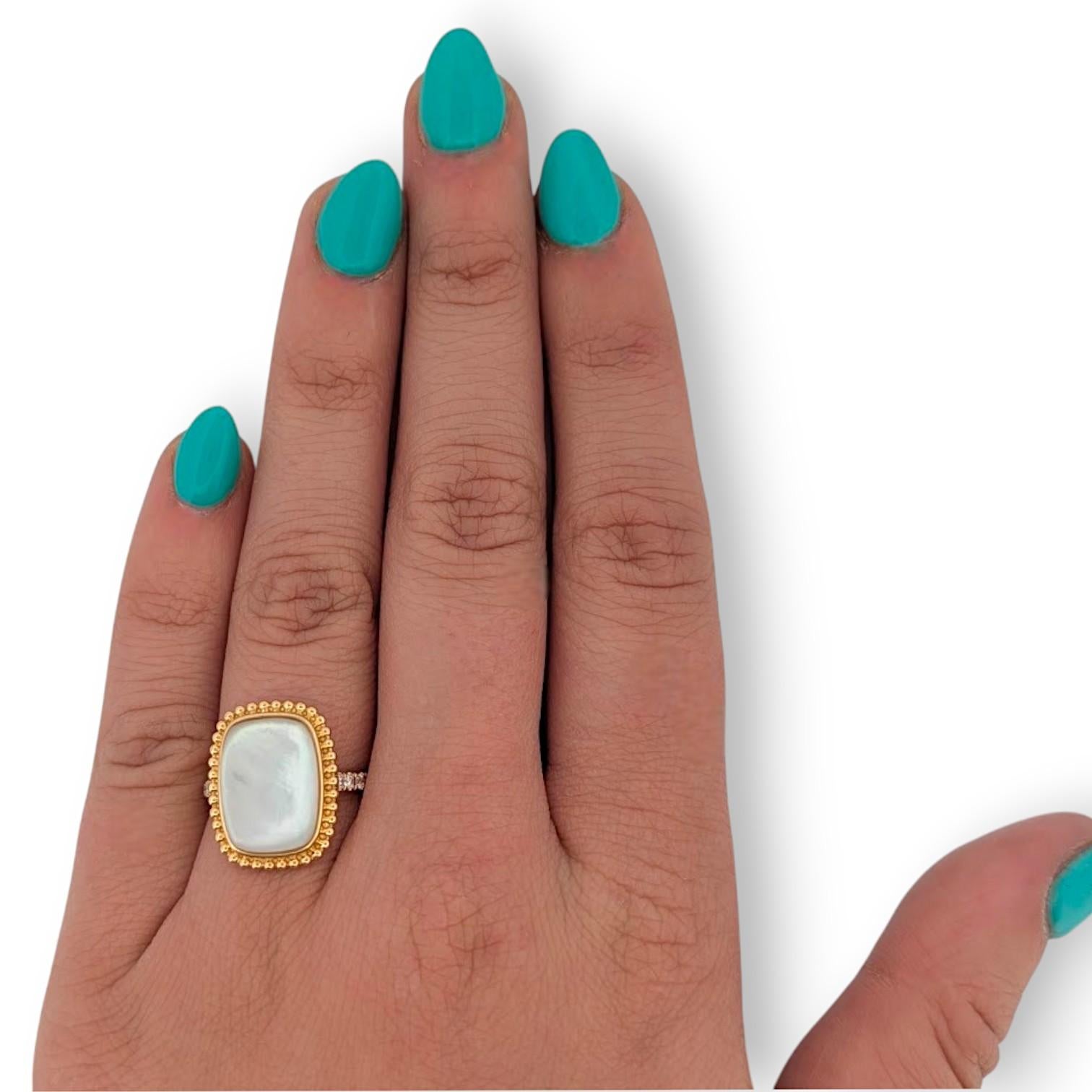 Der Ring Guinevere ist ein leuchtender Ausdruck zeitloser Eleganz und femininer Anmut. Dieses königliche Design aus leuchtendem 18-karätigem Gelbgold ist mit einem strahlenden 5,96-karätigen natürlichen Perlmutt besetzt, das für sein sanftes
