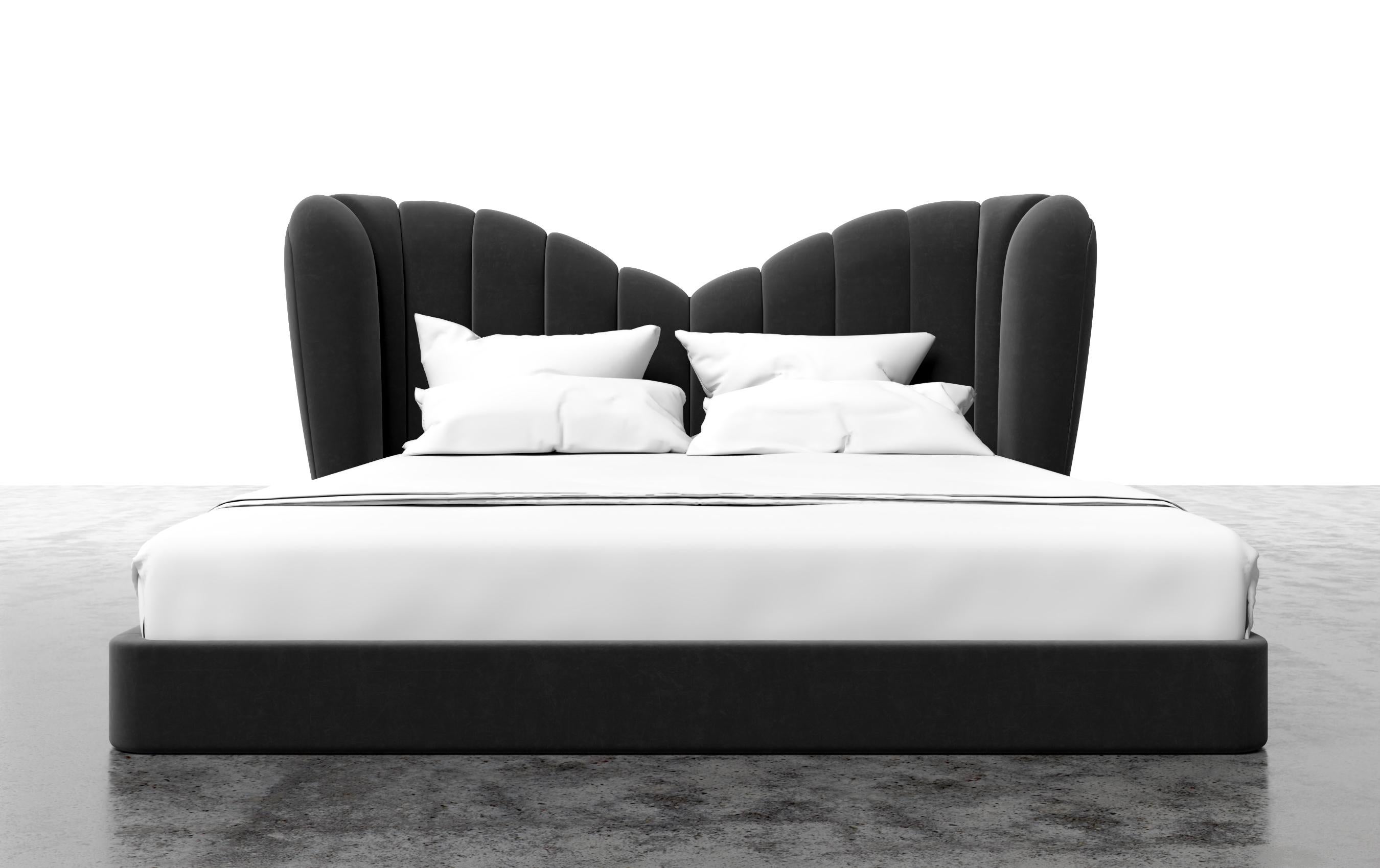 Das Bett Guinivere ist ein luxuriöses und modernes Möbelstück, das eine einzigartige Mischung aus Stil und Komfort bietet. Sein herausragendes Merkmal ist das geschwungene und mit Kanälen versehene gepolsterte Kopfteil, das Ihren Rücken gut stützt