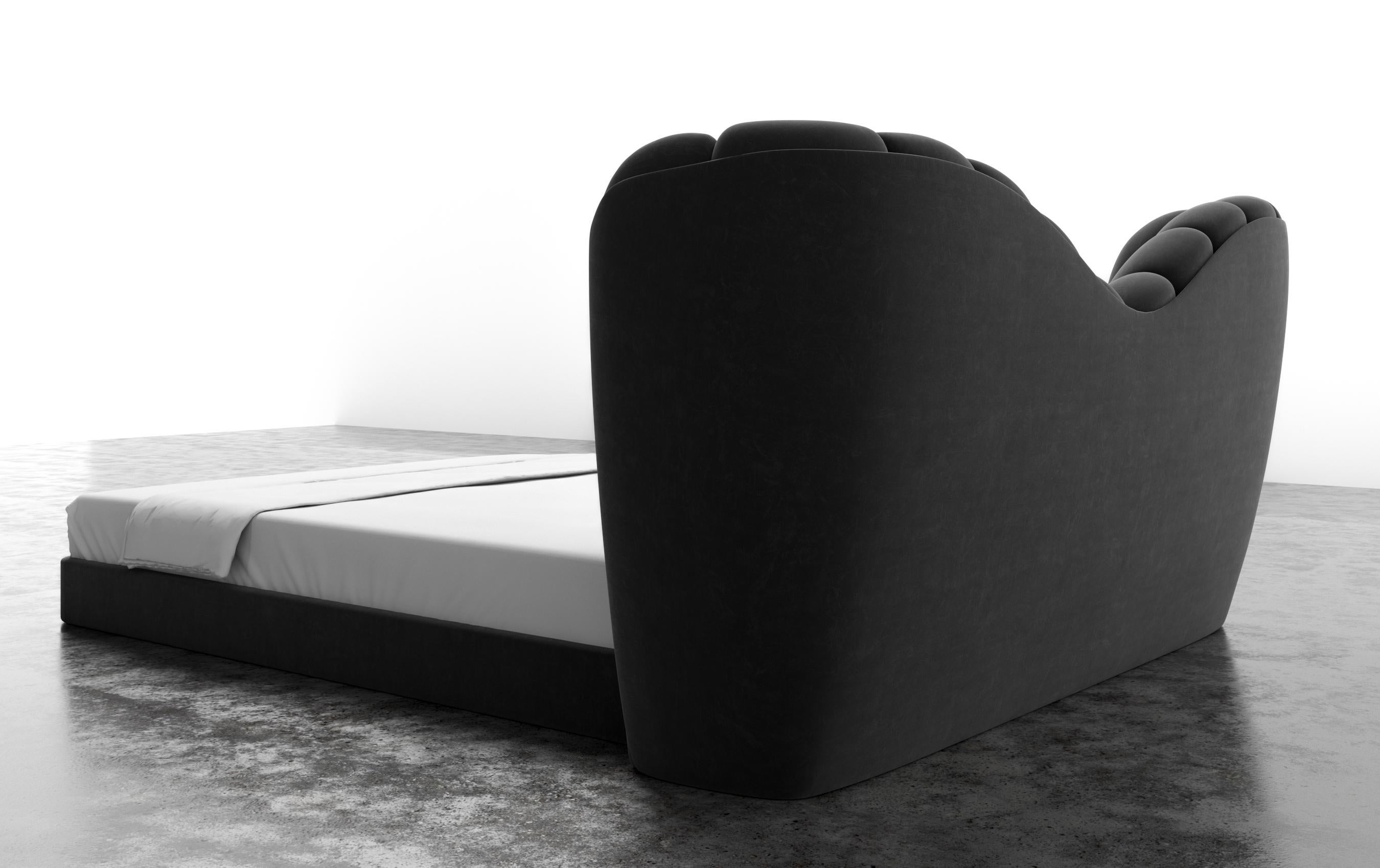 GUINIVERE BED - Modernes geschwungenes Bett aus luxuriösem anthrazitfarbenem Samt  im Zustand „Neu“ in Laguna Niguel, CA
