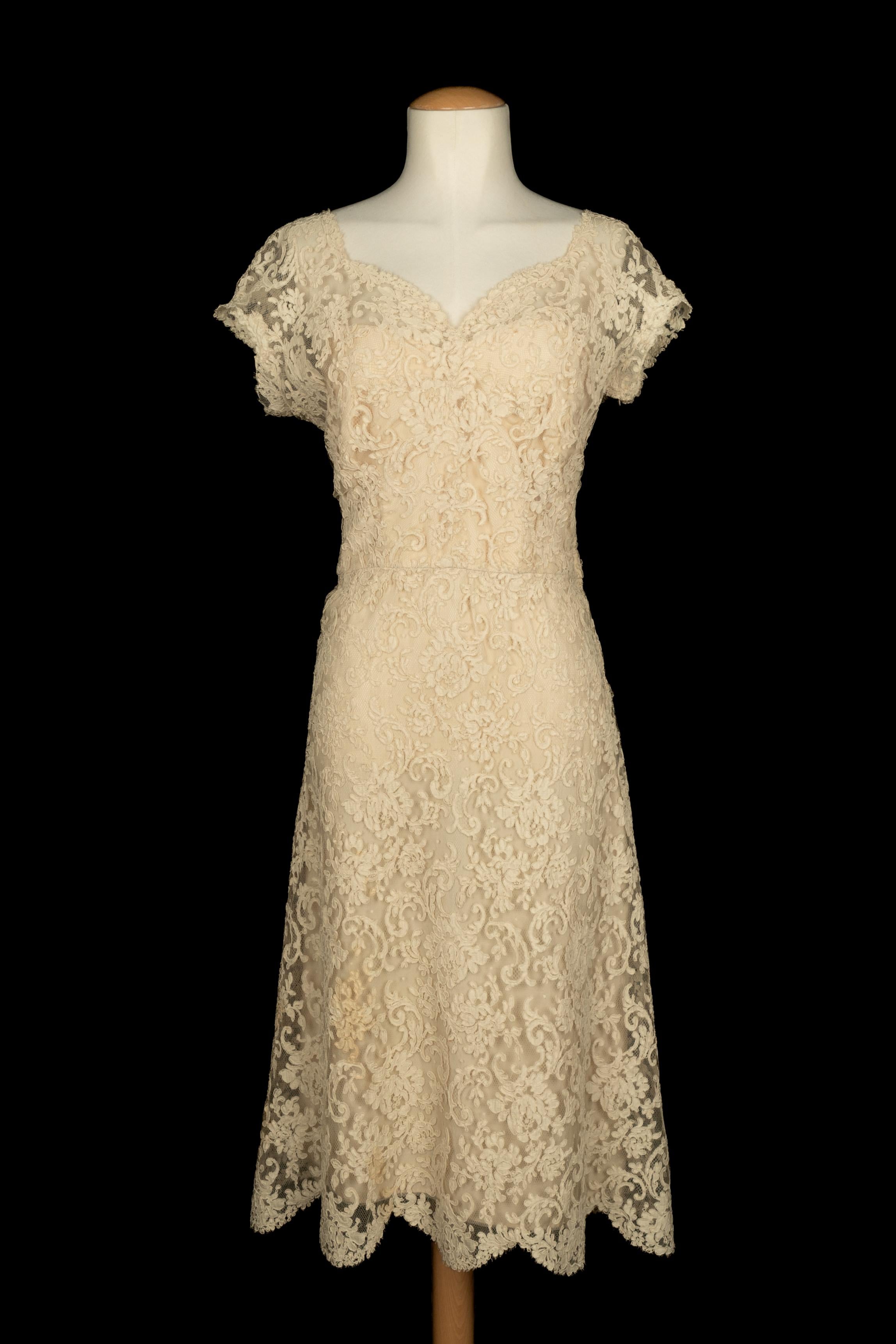 UNKNOWN - (Made in USA) Beigefarbenes Kleid aus Guipure mit Seidenfutter. Von Georgiana Jordan signiertes Stück aus den 1950er Jahren. Zusammensetzung und Größe Etiketten fehlen, es passt ein 36FR. Zu erwähnen ist ein Fleck im Bereich der