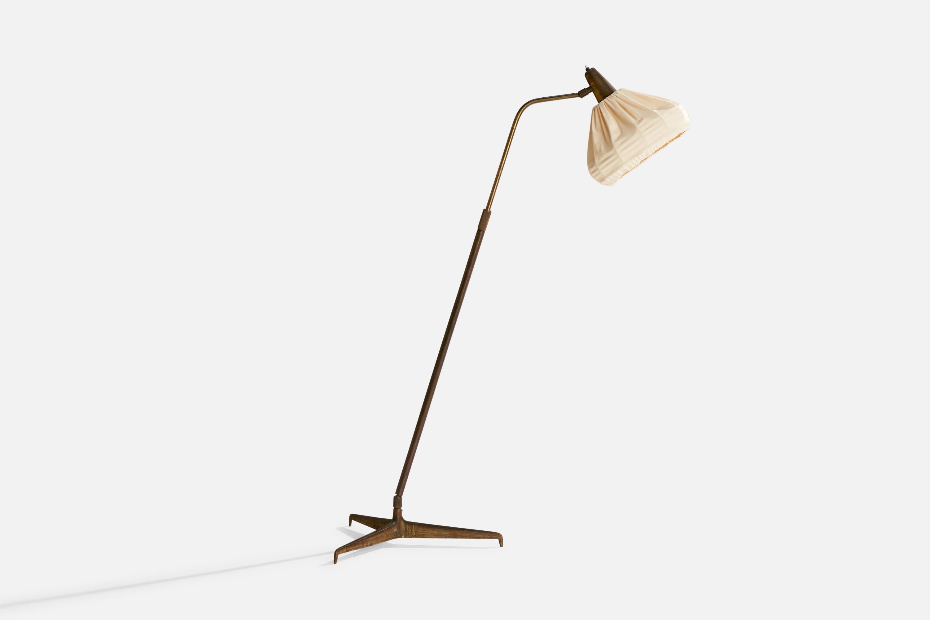 Lampadaire réglable en laiton et tissu écru conçu par Guiseppe Ostuni et produit par O-Luce, Italie, années 1950.

Dimensions de la lampe avec abat-jour (pouces) : 57.25