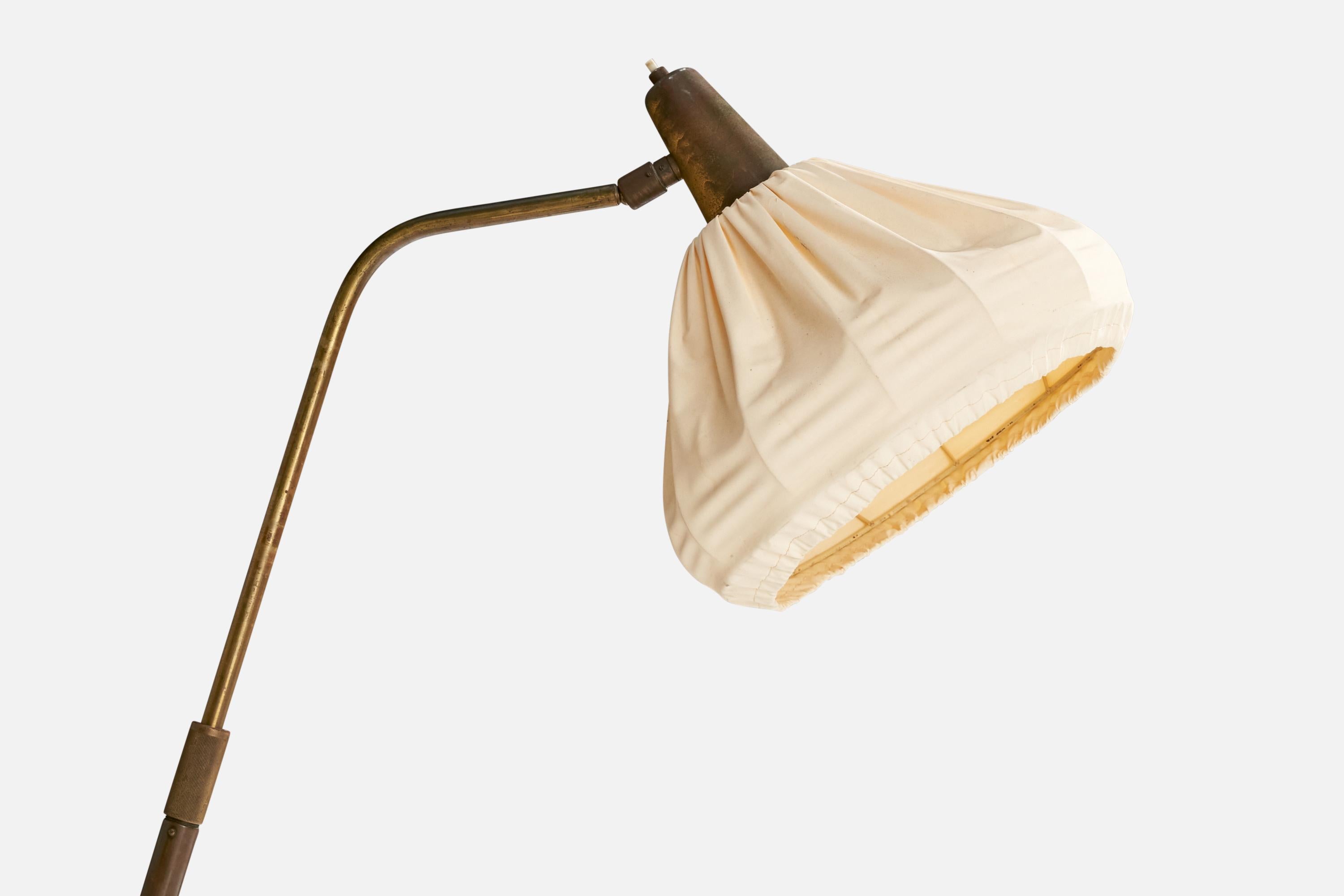 italien Guiseppe Ostuni, lampadaire, laiton, tissu, Italie, années 1950 en vente