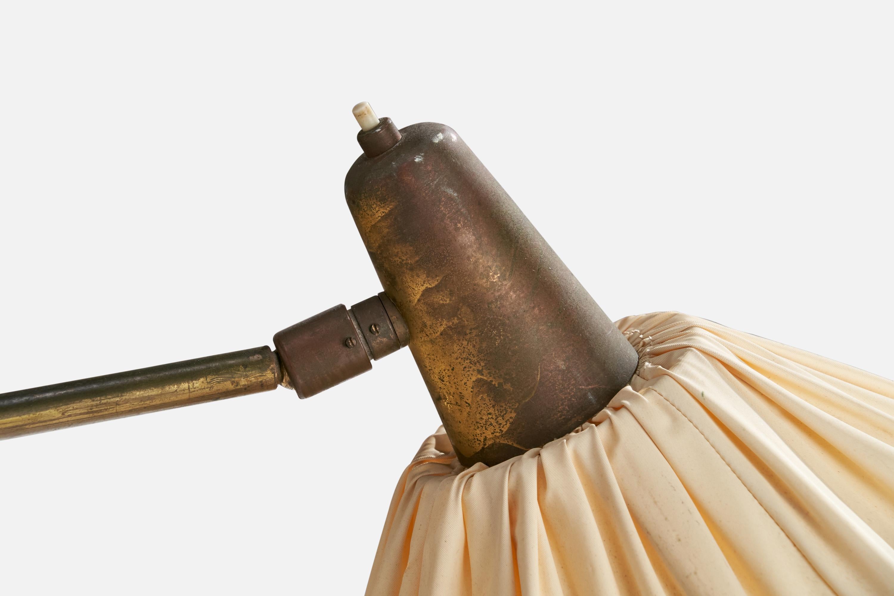 Guiseppe Ostuni, lampadaire, laiton, tissu, Italie, années 1950 en vente 1