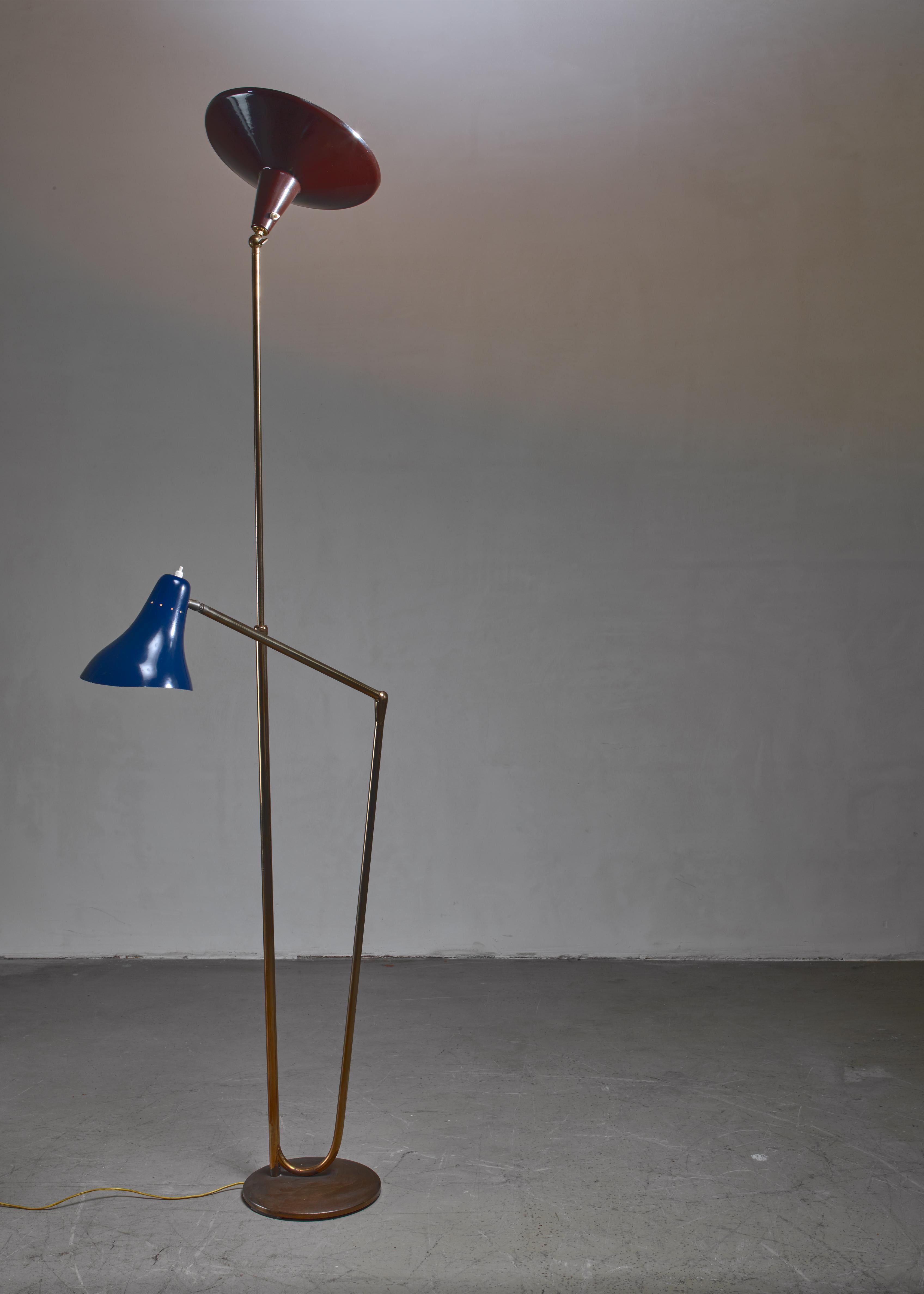 A Guiseppe Ostuni for O-Luce attributed floor lamp with two lacquered metal shades in dark brown and blue on brass arms.

The smaller blue shade has a ball-joint connection and an adjustable arm. The adjustable brown shade has a height-adjustable