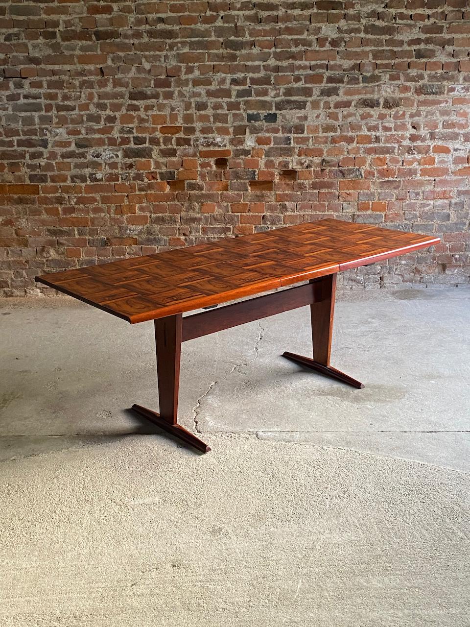 Guiseppe Scapinelli Parquetry rosewood dining table Brazil 1950

Magnificent Guiseppe Scapinelli Parquetry Jacaranda Rosewood extending dining table Sao Paulo, Brazil, 1950s, the rectangular extending pull apart table top with chequered Jacaranda