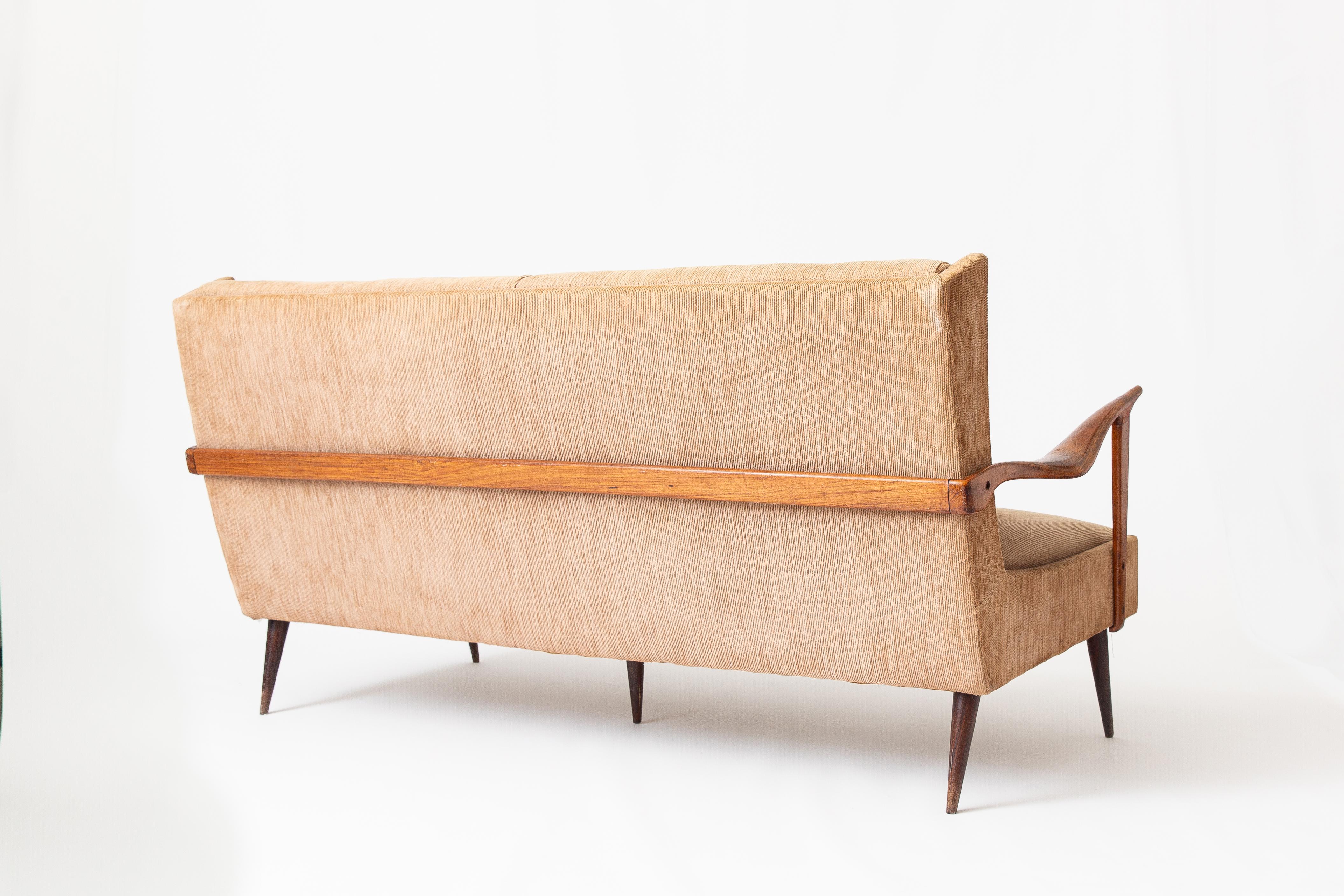 Magnifique canapé vintage de Giuseppe Scapinelli, un designer italien basé au Brésil. Connu pour ses designs uniques mêlant l'artisanat italien aux courbes et matériaux brésiliens sensuels. 

Peut être retapissé à la demande du client en tant que