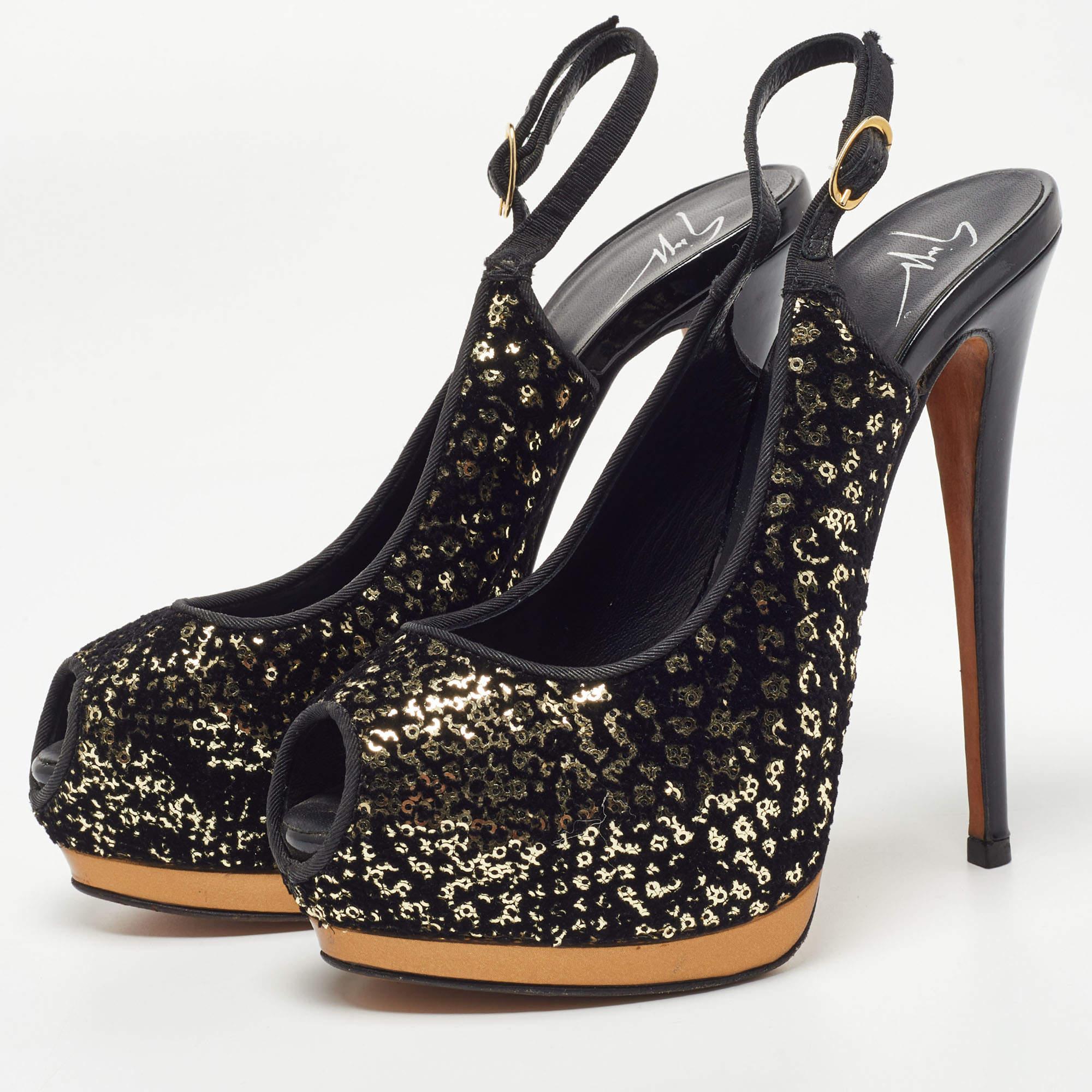 La maison Giuseppe Zanotti vous propose ces impressionnantes sandales qui compléteront n'importe quelle tenue. Ces sandales sont fabriquées à partir de paillettes et sont dotées de plateformes et de talons aiguilles. Ces sandales tendance sont